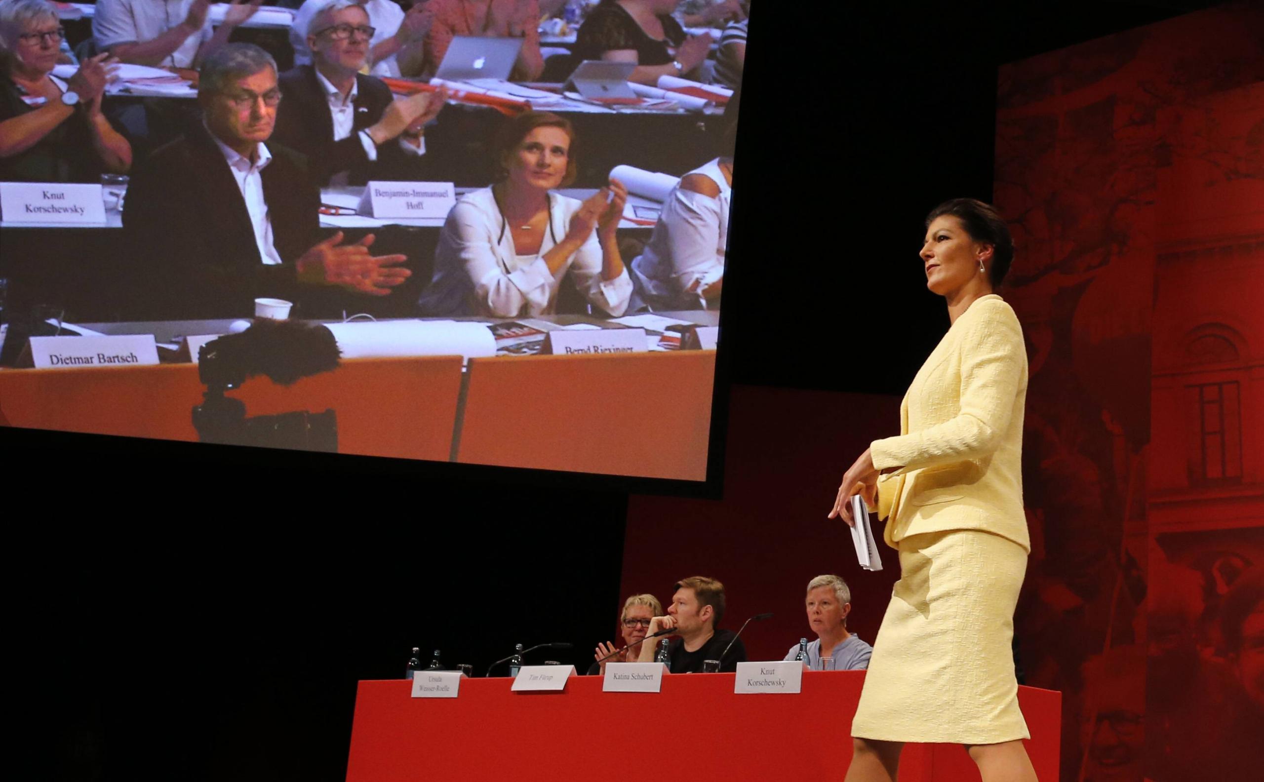 Sahra Wagenknecht auf dem Weg zum Rednerpult, Bernd Riexinger und Katja Kipping zollen Applaus (Leipziger Bundesparteitag der Linken, 2018)