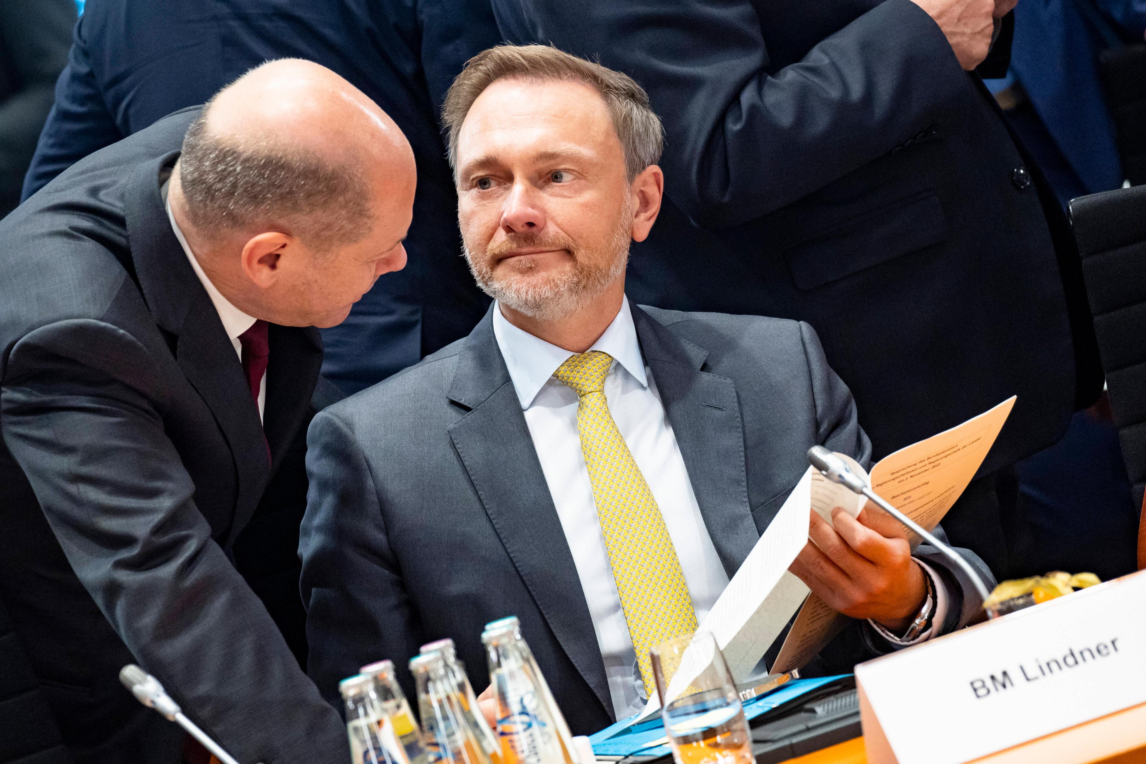 So verdutzt wie hier Christian Lindner und Olaf Scholz könnten bald Millionen von Menschen in die Speisekarten blicken.