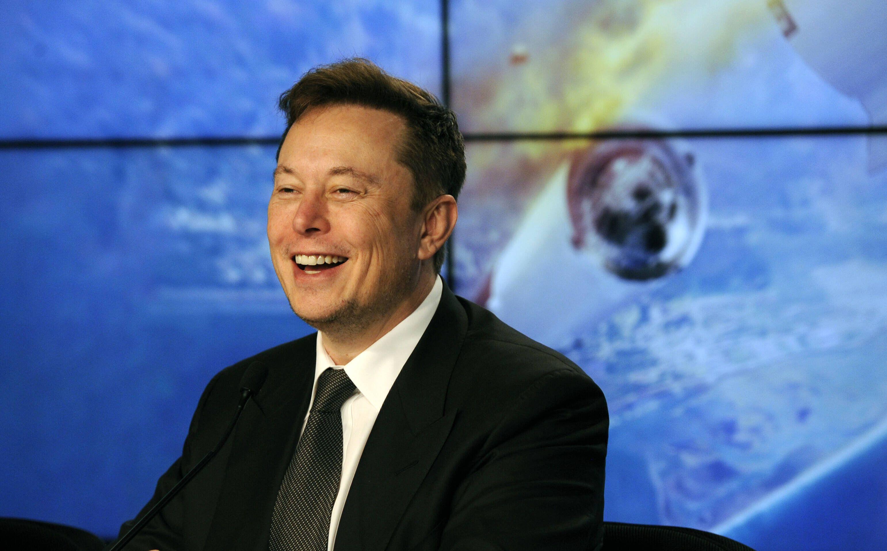 Elon Musk, hier zu sehen bei einer SpaceX-Präsentation im Jahr 2020, hat es zwar noch nicht zum Mars, aber dafür zum reichsten Mann der Welt und zwischenzeitlich auch ins Weiße Haus gebracht.