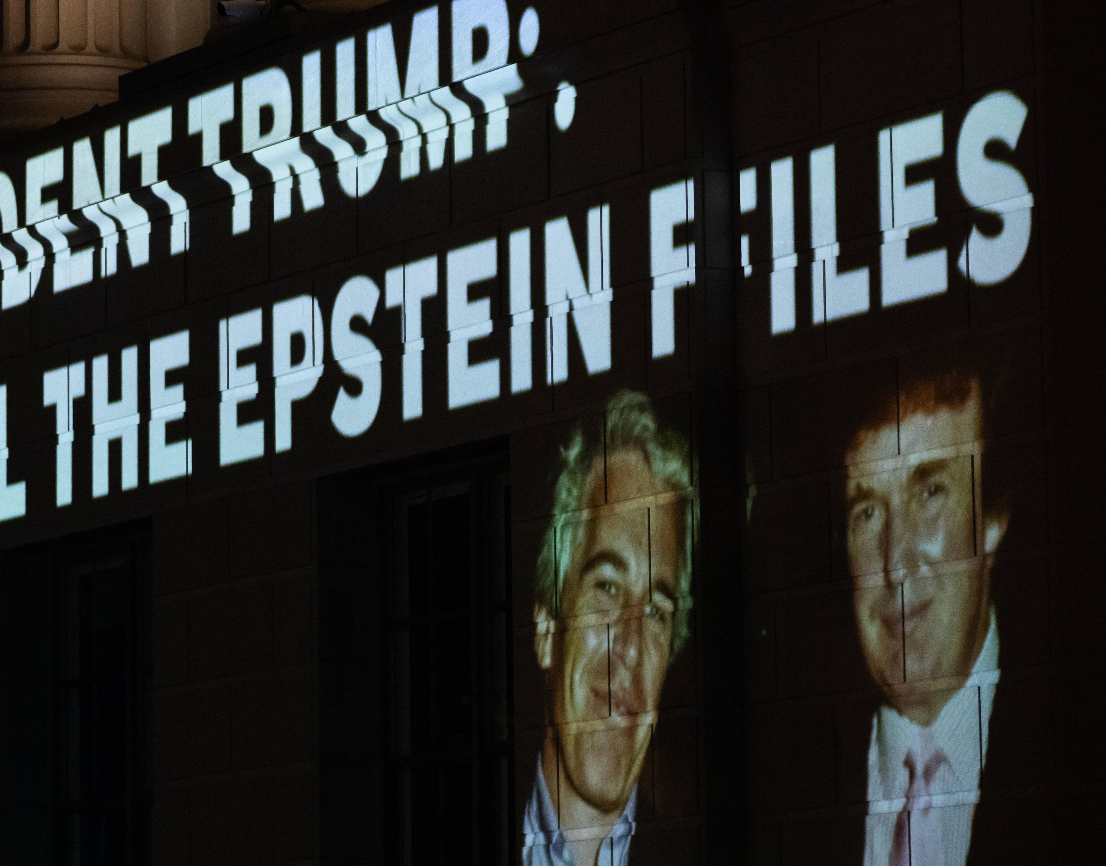 Im Juli 2025 forderte eine Fassadenprojektion in der Nähe des Weißen Hauses die Herausgabe aller Materialien im Fall Epstein.