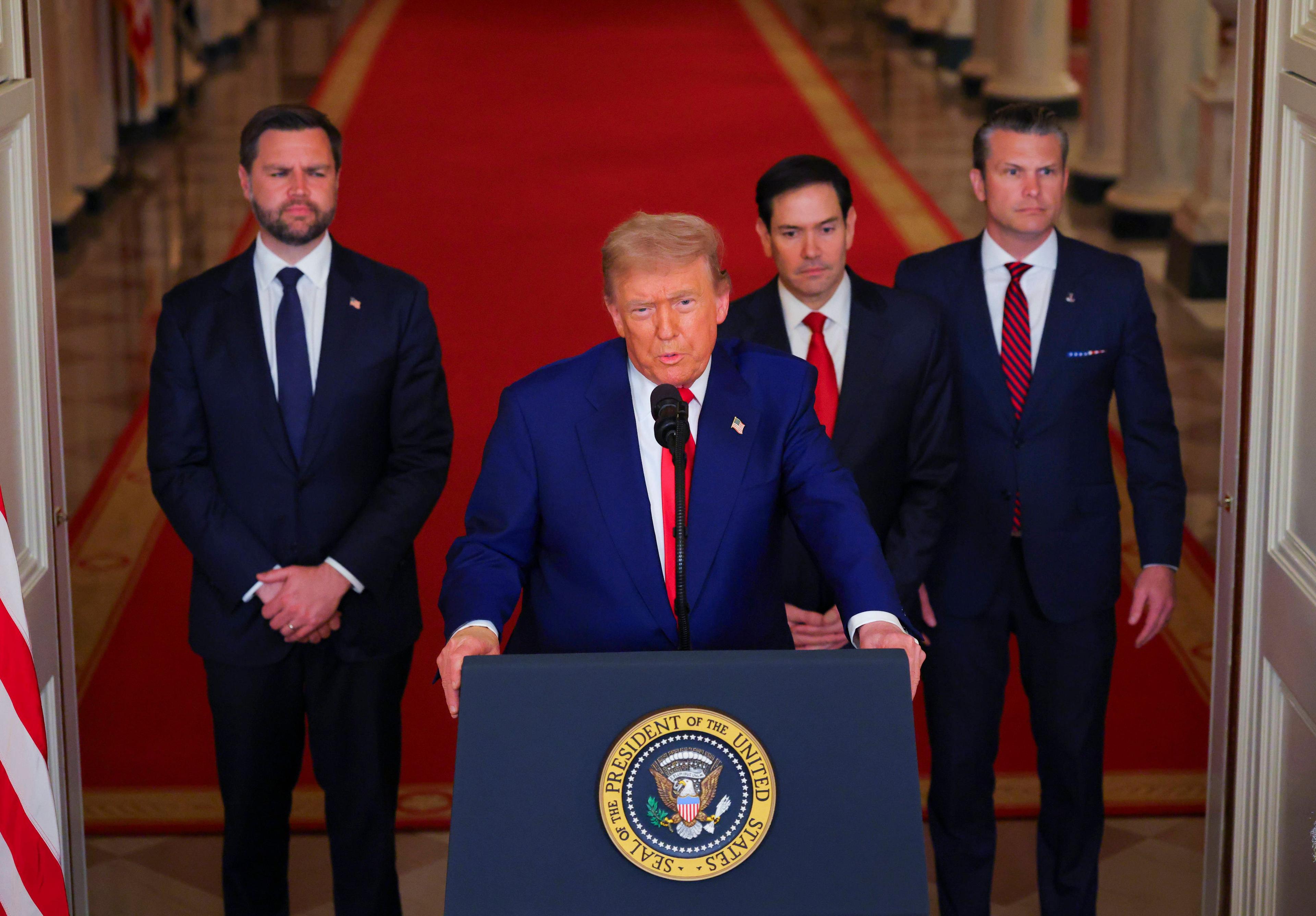 US-Präsident Donald Trump verkündet am 21. Juni 2025 seine Militärschläge gegen den Iran. Hinter ihm stehen sein Vize JD Vance, Außenminister Marco Rubio und Verteidigungsminister Pete Hegseth.
