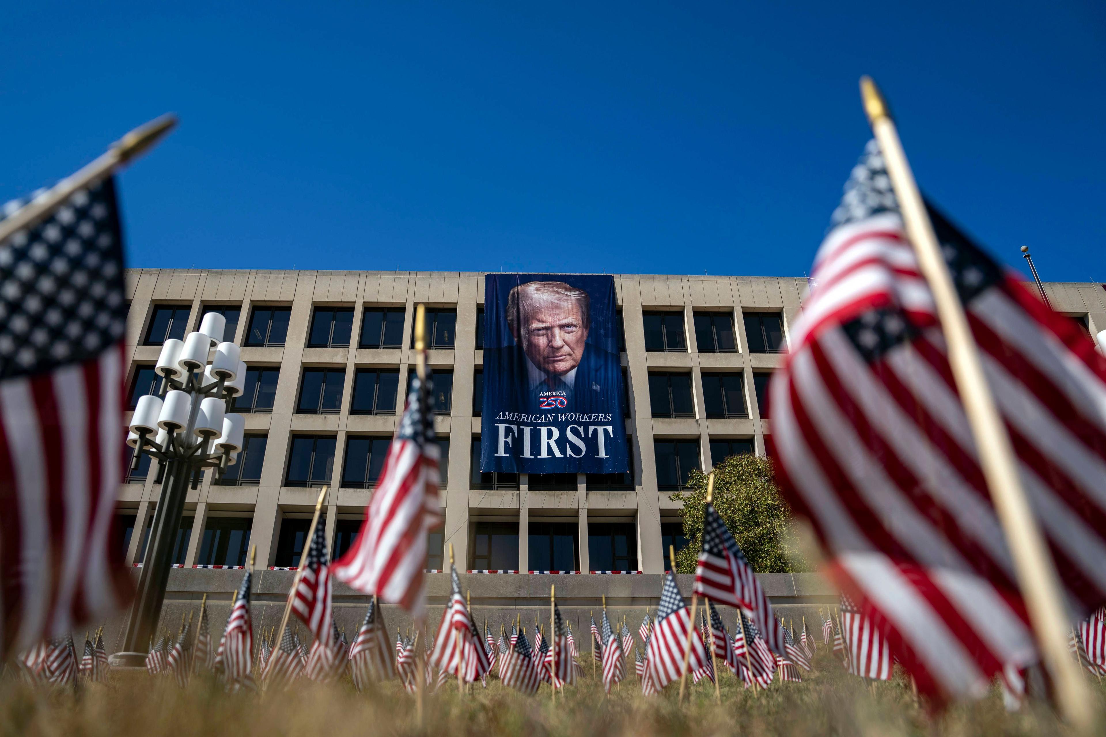 Ein riesiges Porträt von Donald Trump hängt an der Fassade des US-Arbeitsministeriums in Washington, DC, 30. August 2025.