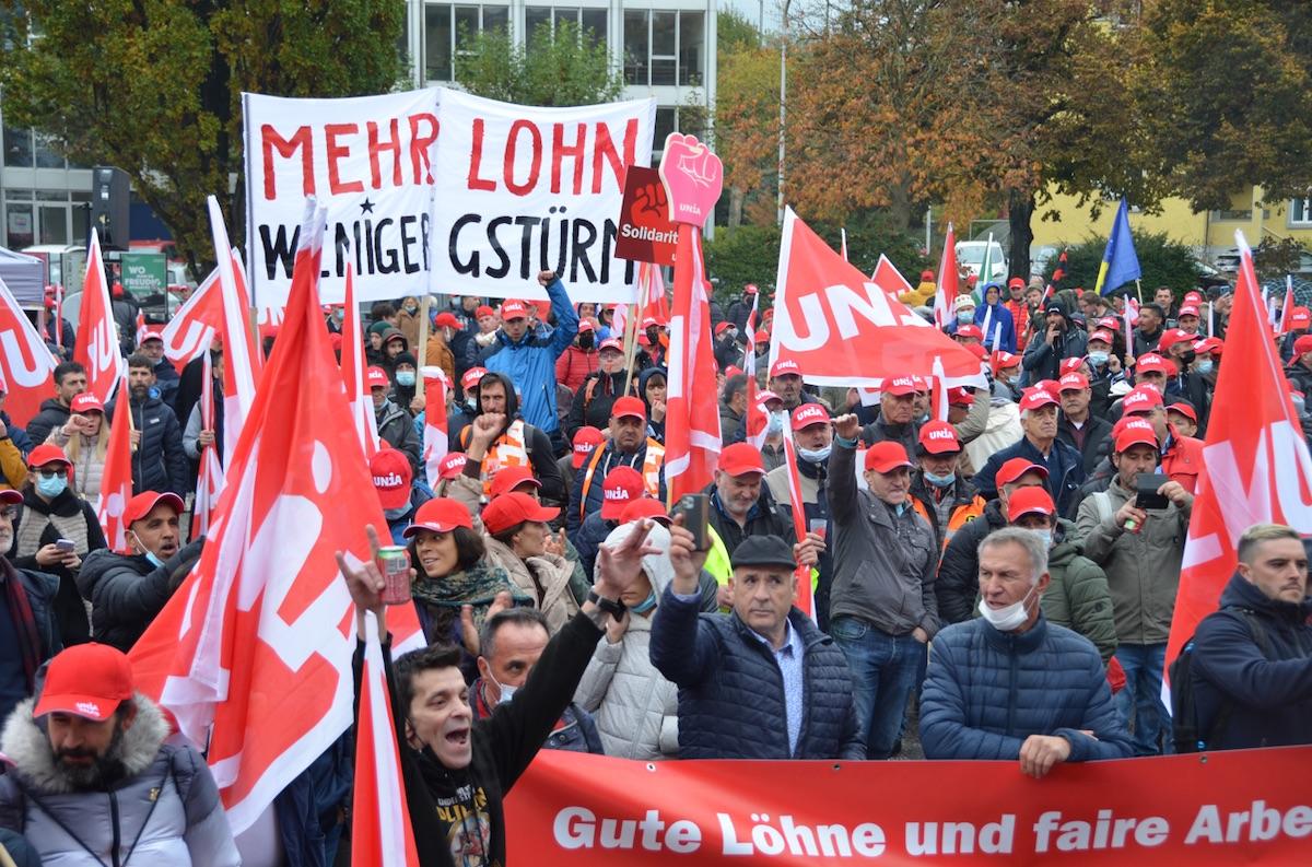 Tausende Beschäftigte aus den Bauberufen, der Logistikbranche und der Pflege gingen Ende Oktober 2021 auf die Straße.