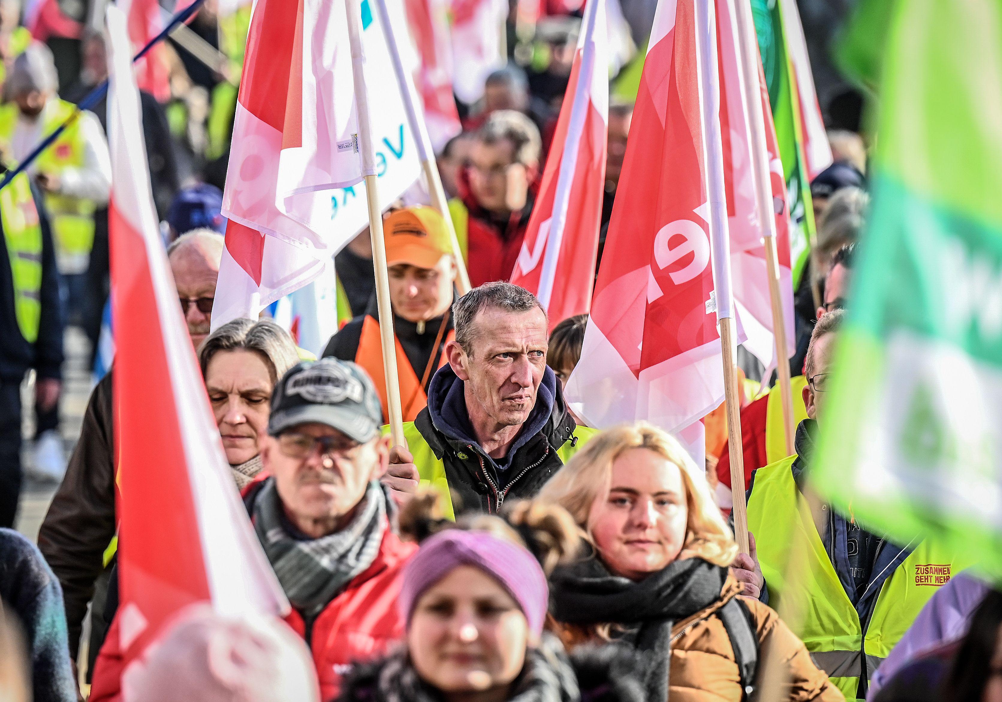 Verdi demonstriert bereits zusammen mit Fridays for Future. Die Arbeiterinnen und Arbeiter in fossilintensiveren Industrien werden schwieriger für die Transformation zu gewinnen sein. Dennoch lohnt die Arbeit an gemeinsamen Konzepten.