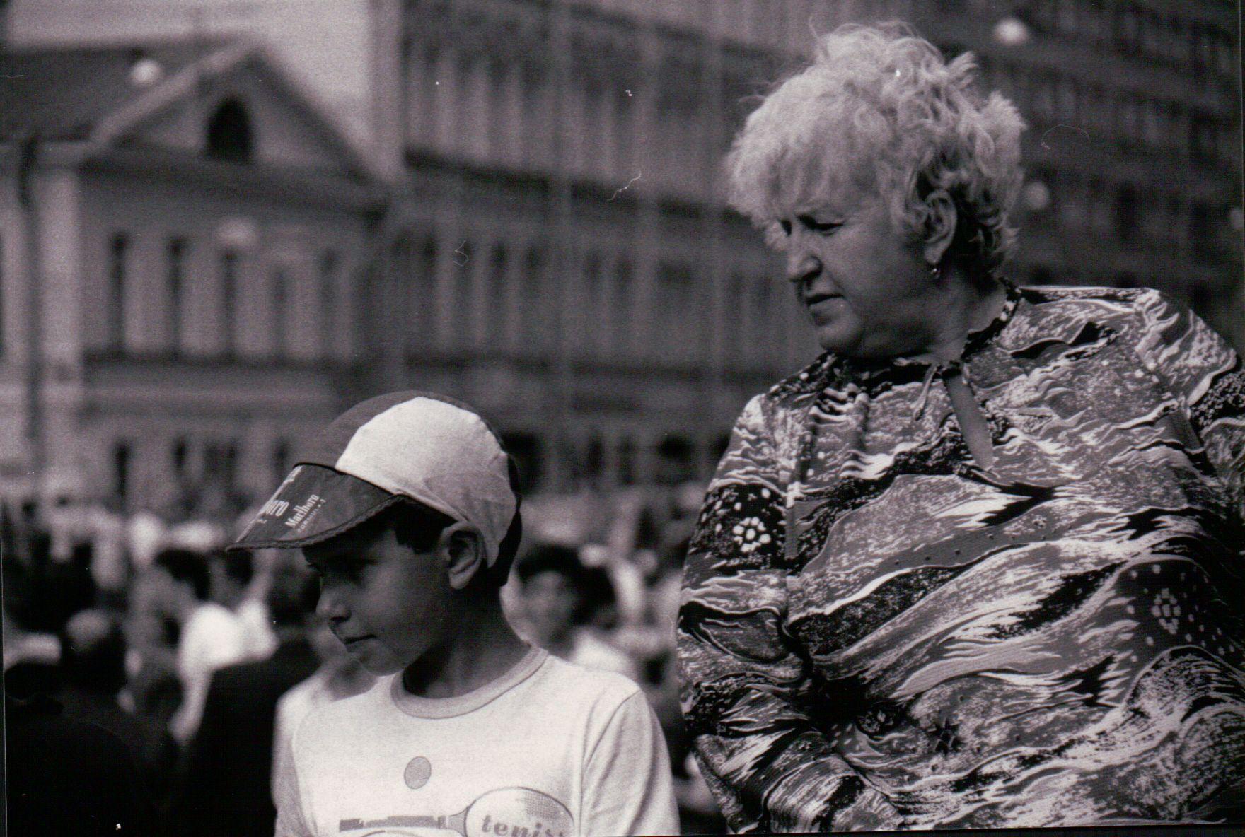Keine Generation sollte auf die andere hinabblicken - Oma mit ihrem Enkel in Leningrad 1990.