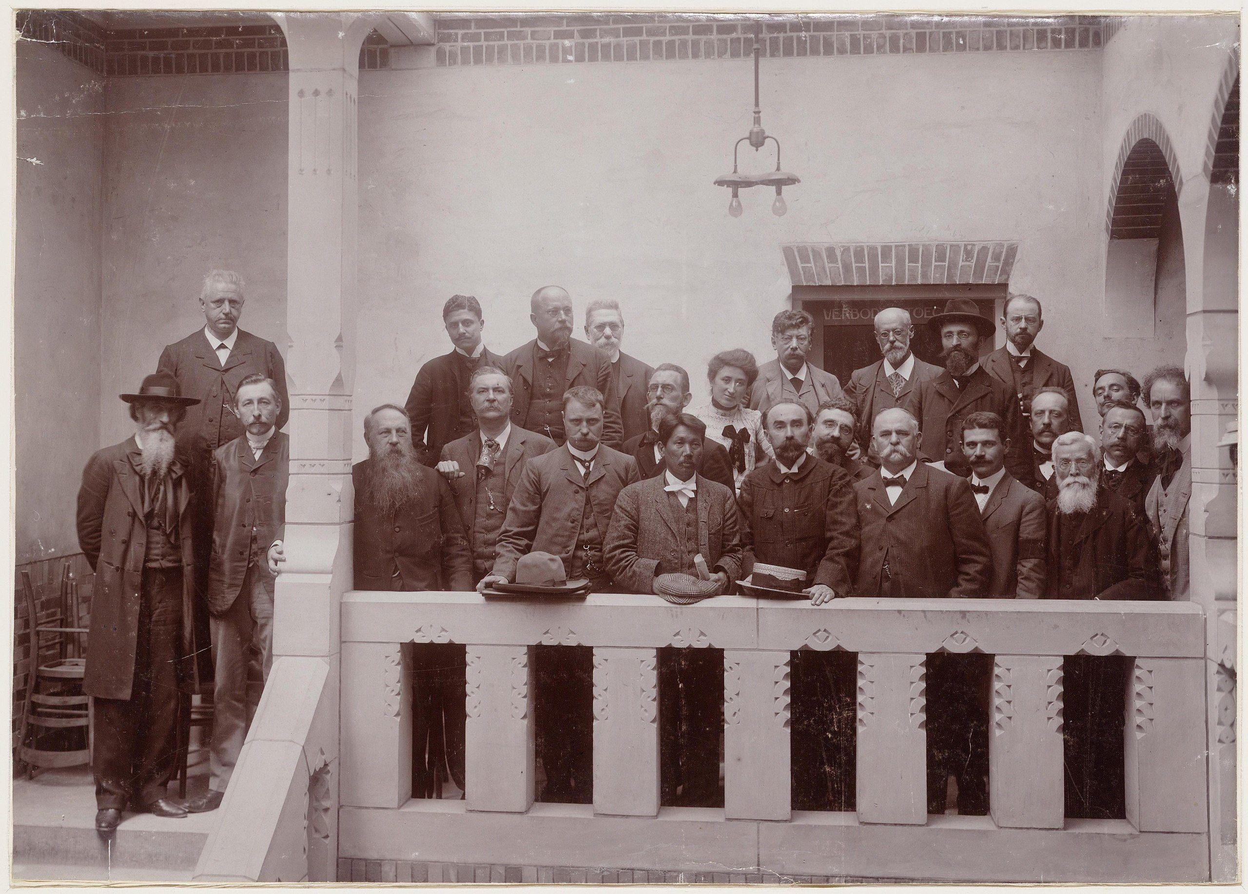 Karl Kautsky (obere Reihe, Dritter von rechts) mit Delegierten des Internationalen Sozialistenkongresses in Amsterdam, 1904.