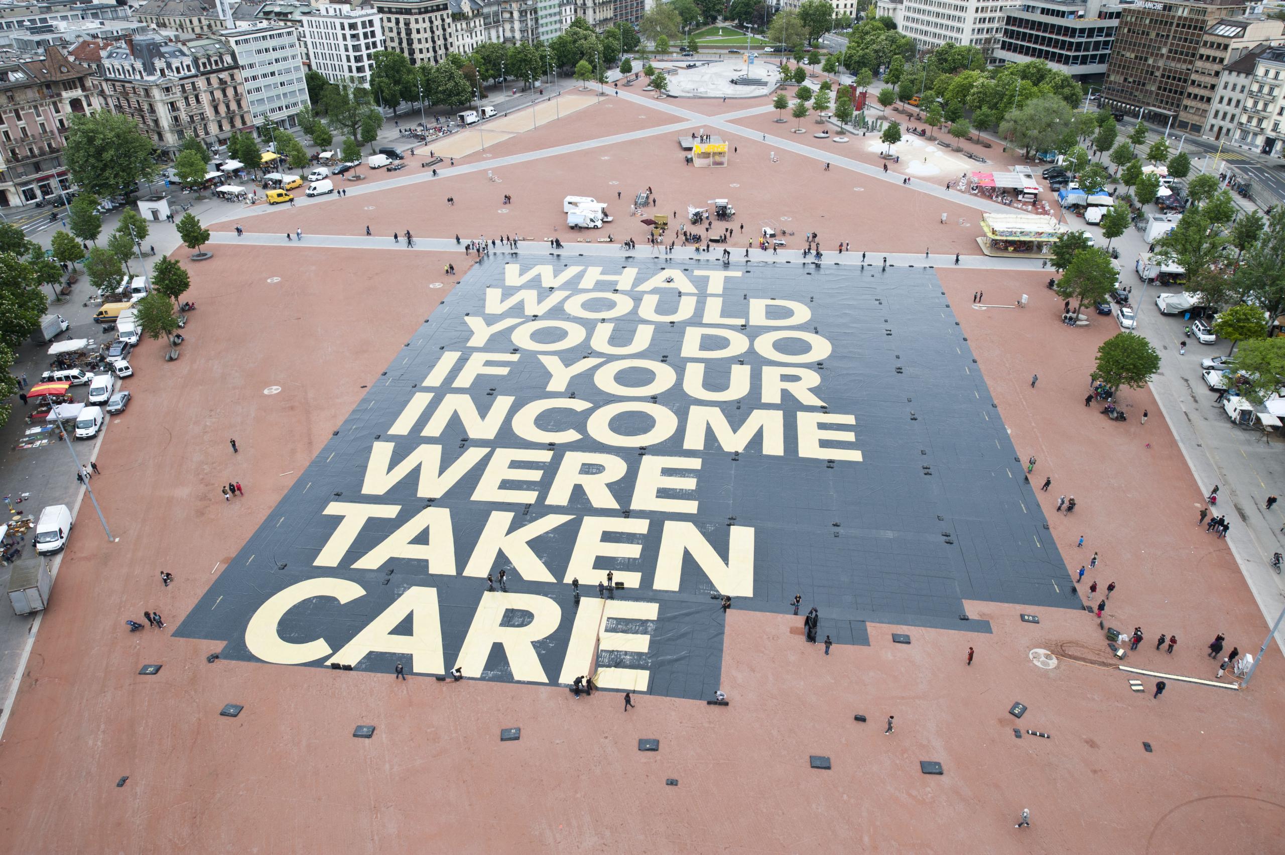 Weltrekord fürs Grundeinkommen: das größte Poster der Welt zur Abstimmung in der Schweiz 2016.