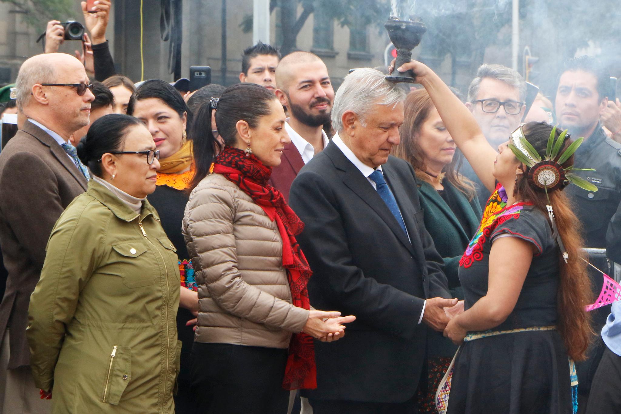 Andrés Manuel López Obrador, Claudia Sheinbaum und mexikanischer Kulturminister José Alfonso Suárez del Real während einer feierlichen Einweihung am Tag der Toten, 2019.