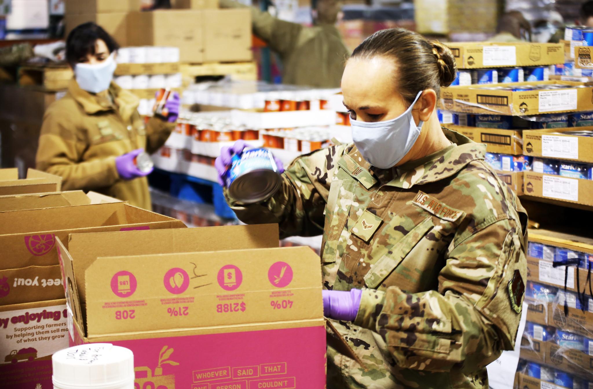 US-Soldatin packt Kisten bei einer Tafelausgabe in Washington, USA.