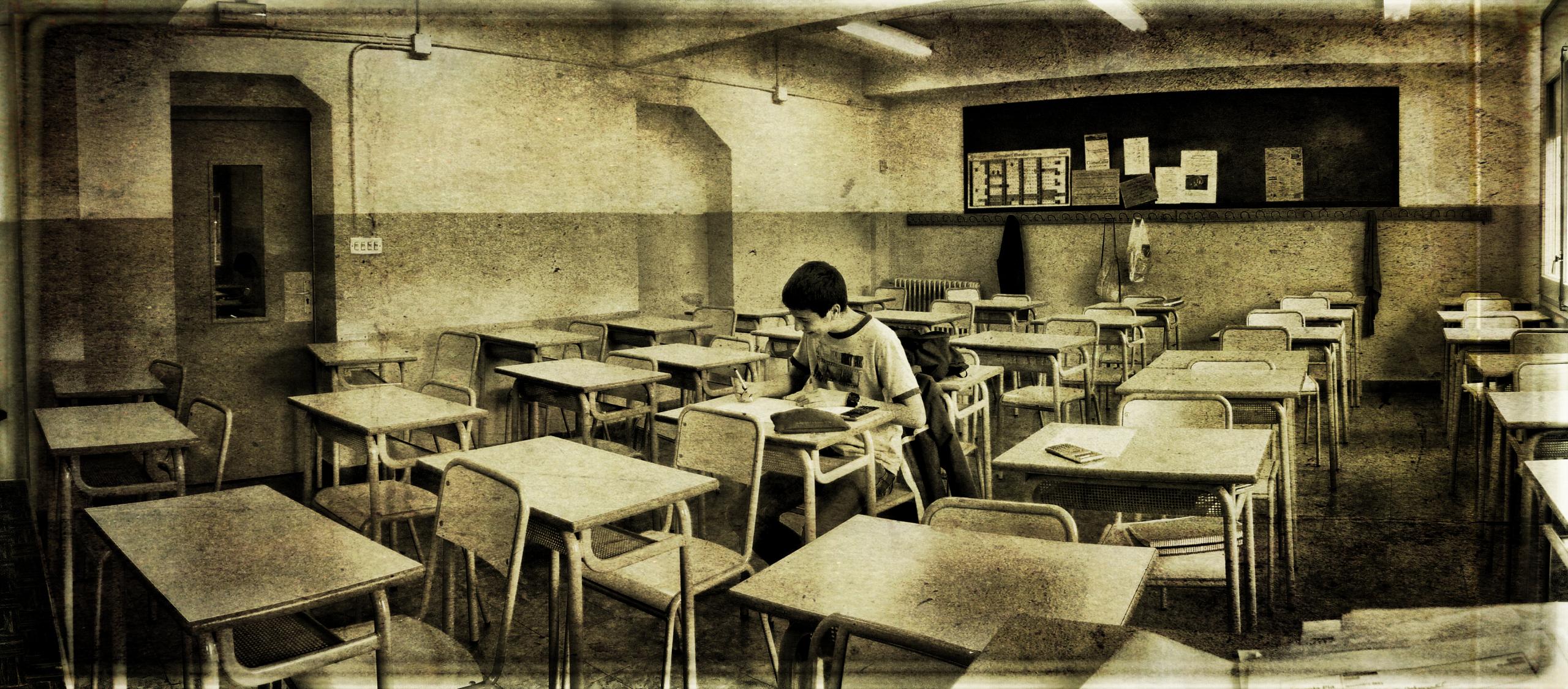 Schüler bei einer Einzel-Prüfung.