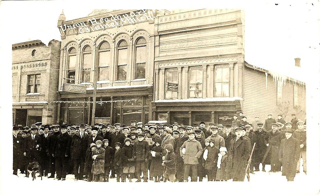 Die Zentrale der Bergbaugewerkschaft in Calumet, Michigan, 1913. (Flickr / Wystan)