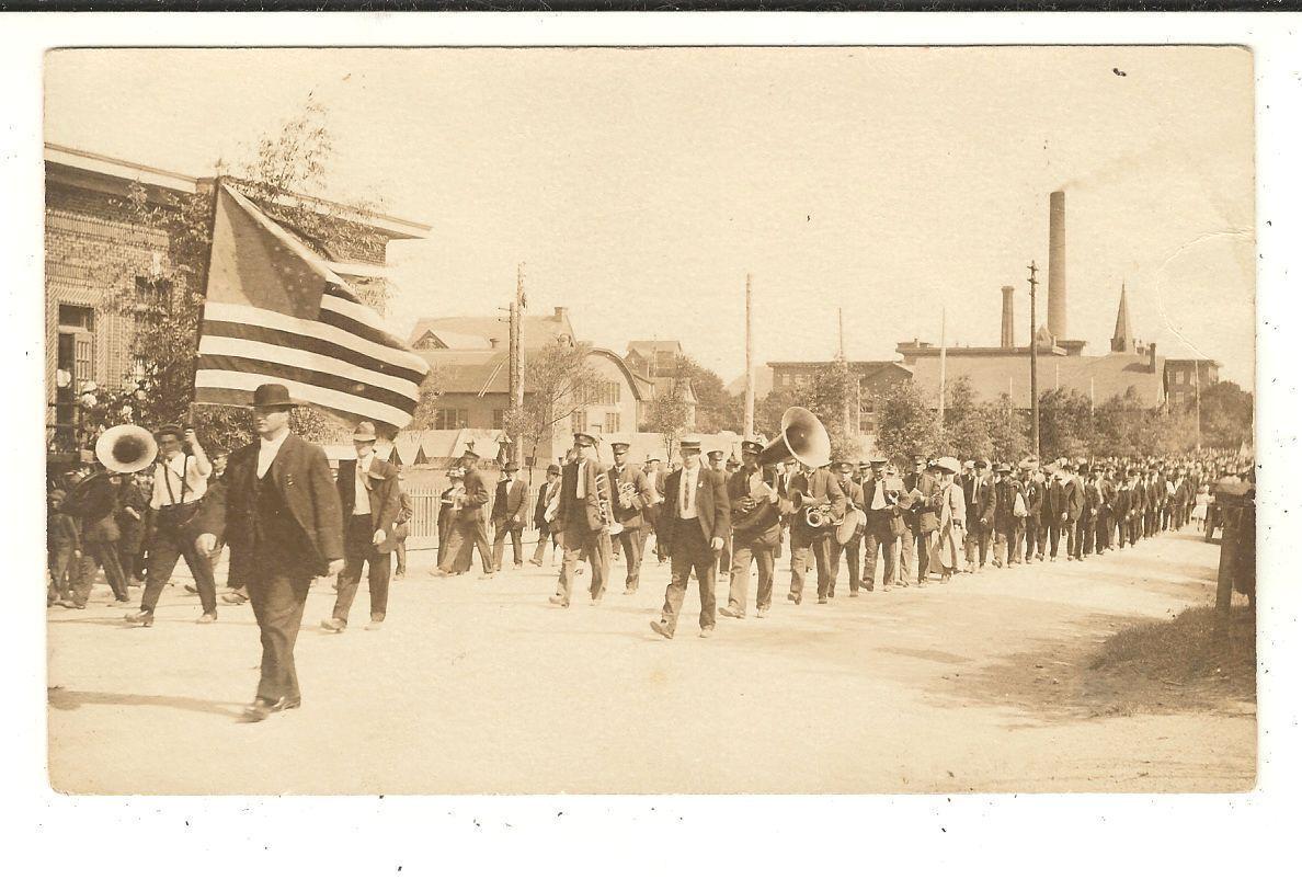 Streikende Bergarbeiter und ihre Familien marschieren durch Calumet, 1913. (Flickr / Wystan)