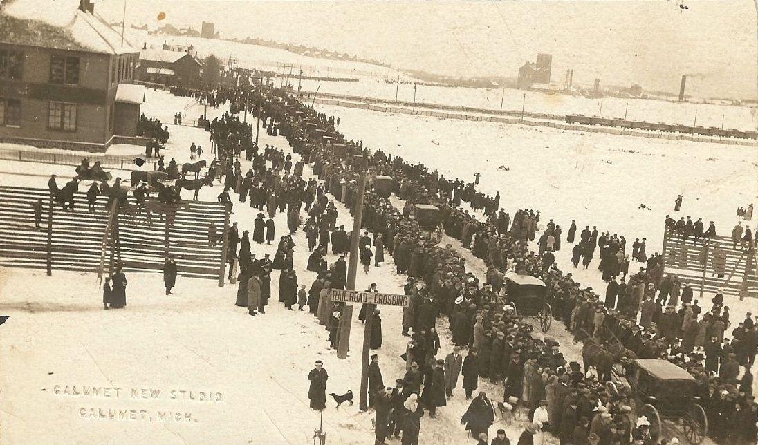 Der Trauerzug durch Calumet am 28. Dezember 1913. (Flickr / Wystan)
