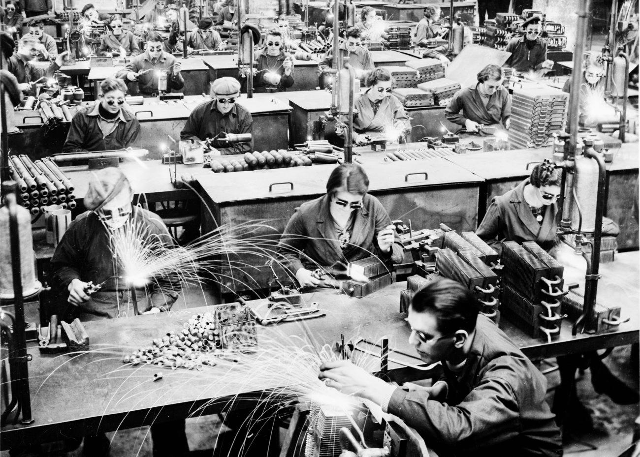 Arbeiterinnen und Arbeiter des Betriebs AB Electrolux, Motala, 1947.