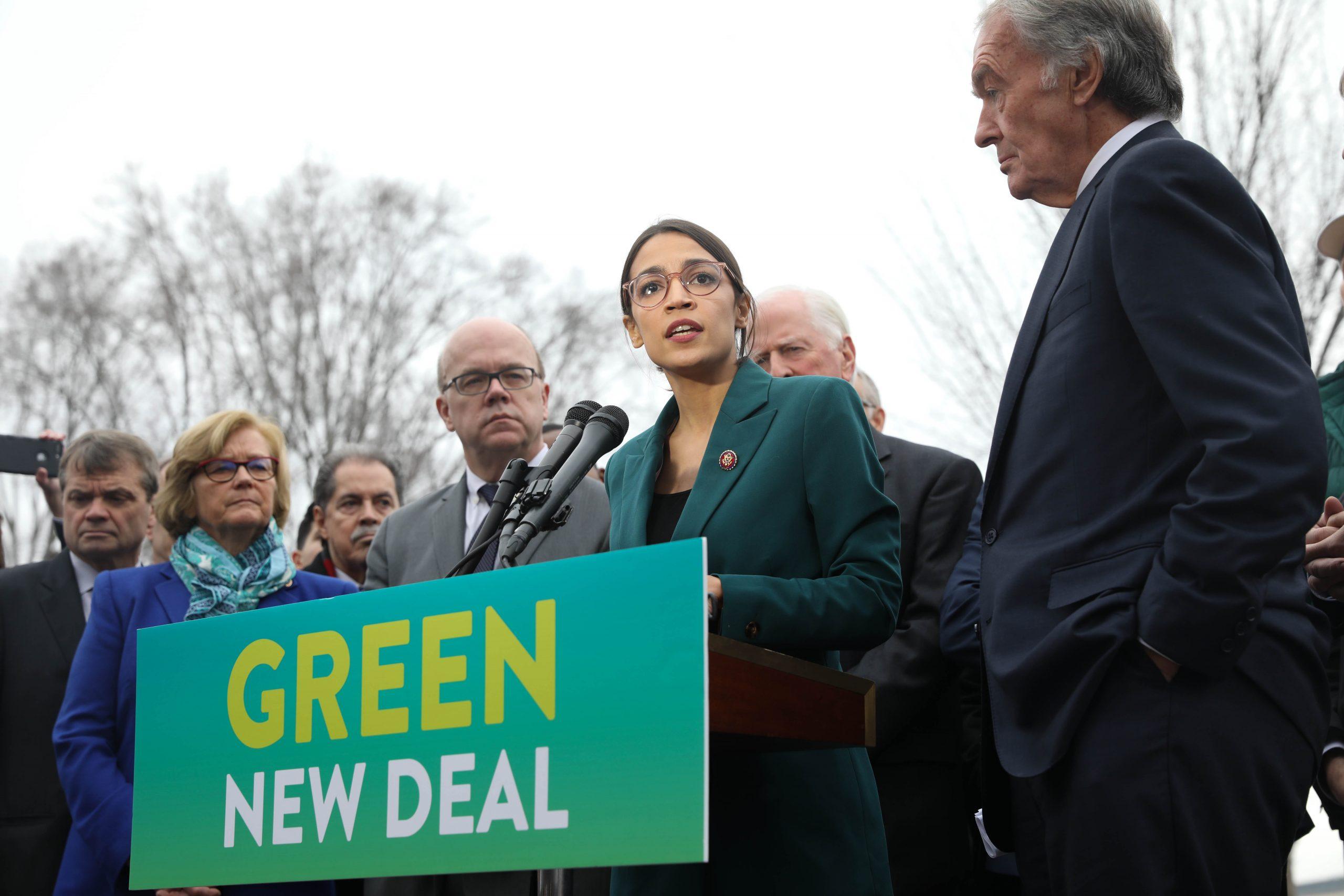 Die Abgeordneten Alexandria Ocasio-Cortez und Ed Markey bei der Präsentation des Gesetzesentwurfs für einen Green New Deal im Februar 2019. (Wikimedia Commons)
