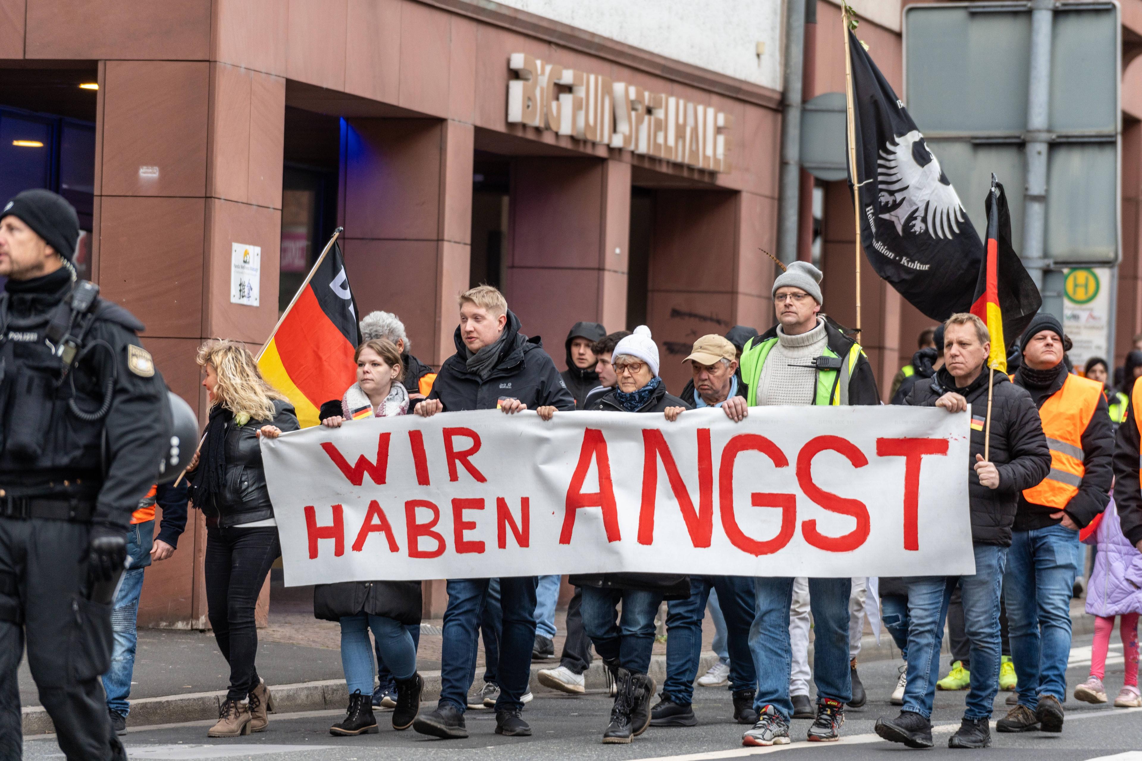 Dass die radikale Rechte in entwickelten Demokratien die Sprache der Demokratie bedient, wie hier in Aschaffenburg nach einem Messerangriff im Januar 2025, ist an sich keine Überraschung.