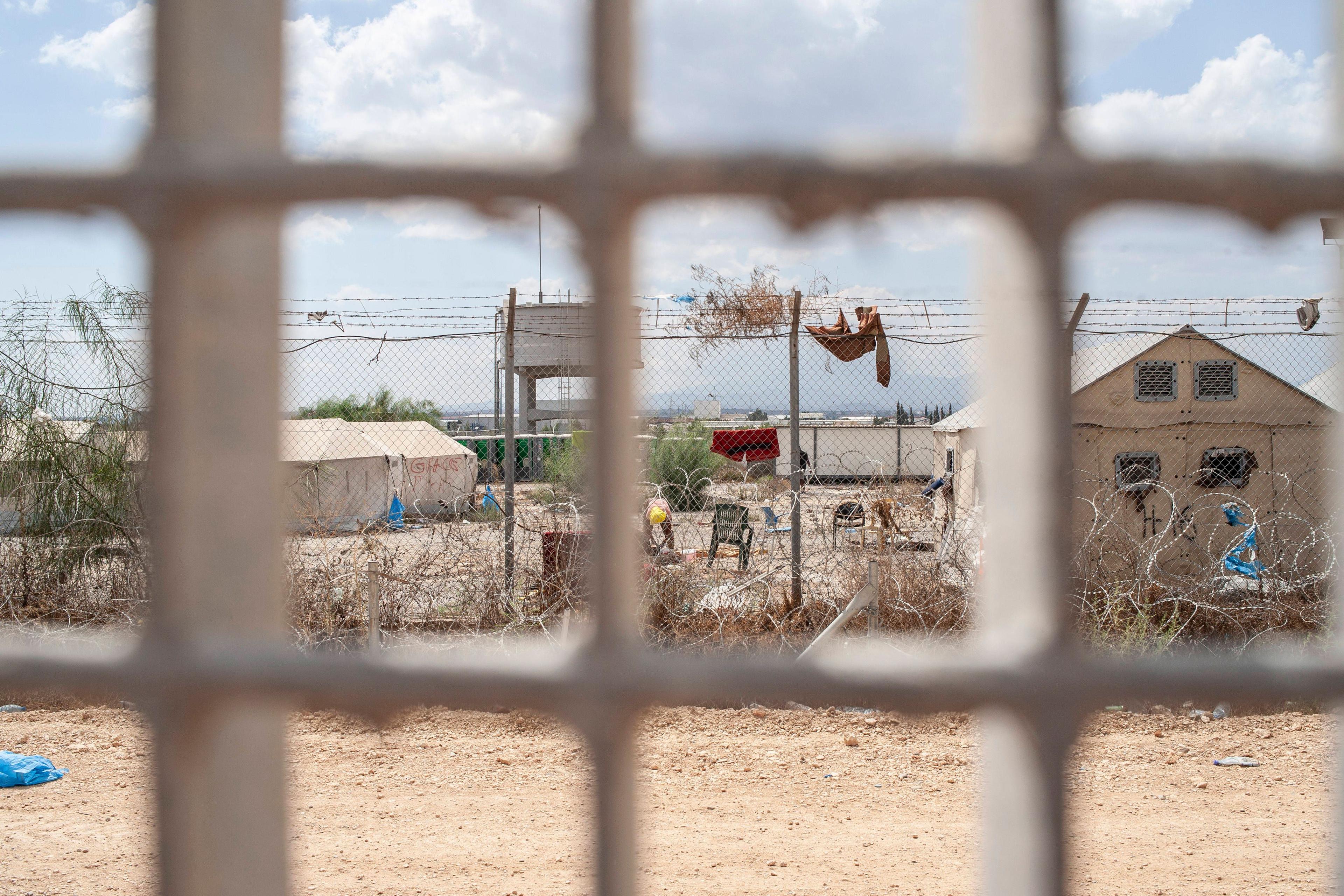 Blick von Außen auf Hütten im Flüchtlingslager Pournara, Zypern, 5. September 2023.