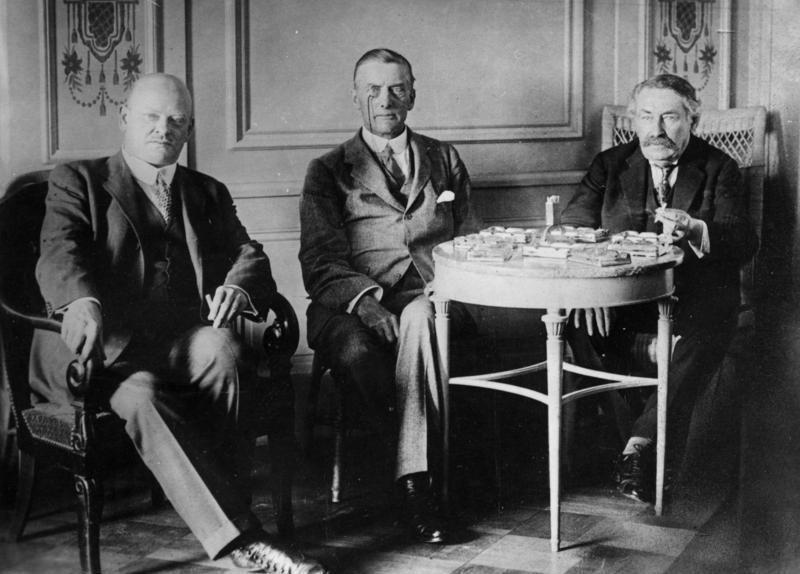 Reichsaußenminister Gustav Stresemann mit seinen britischen und französischen Amtskollegen Austen Chamberlain und Aristide Briand während der Verhandlungen in Locarno.