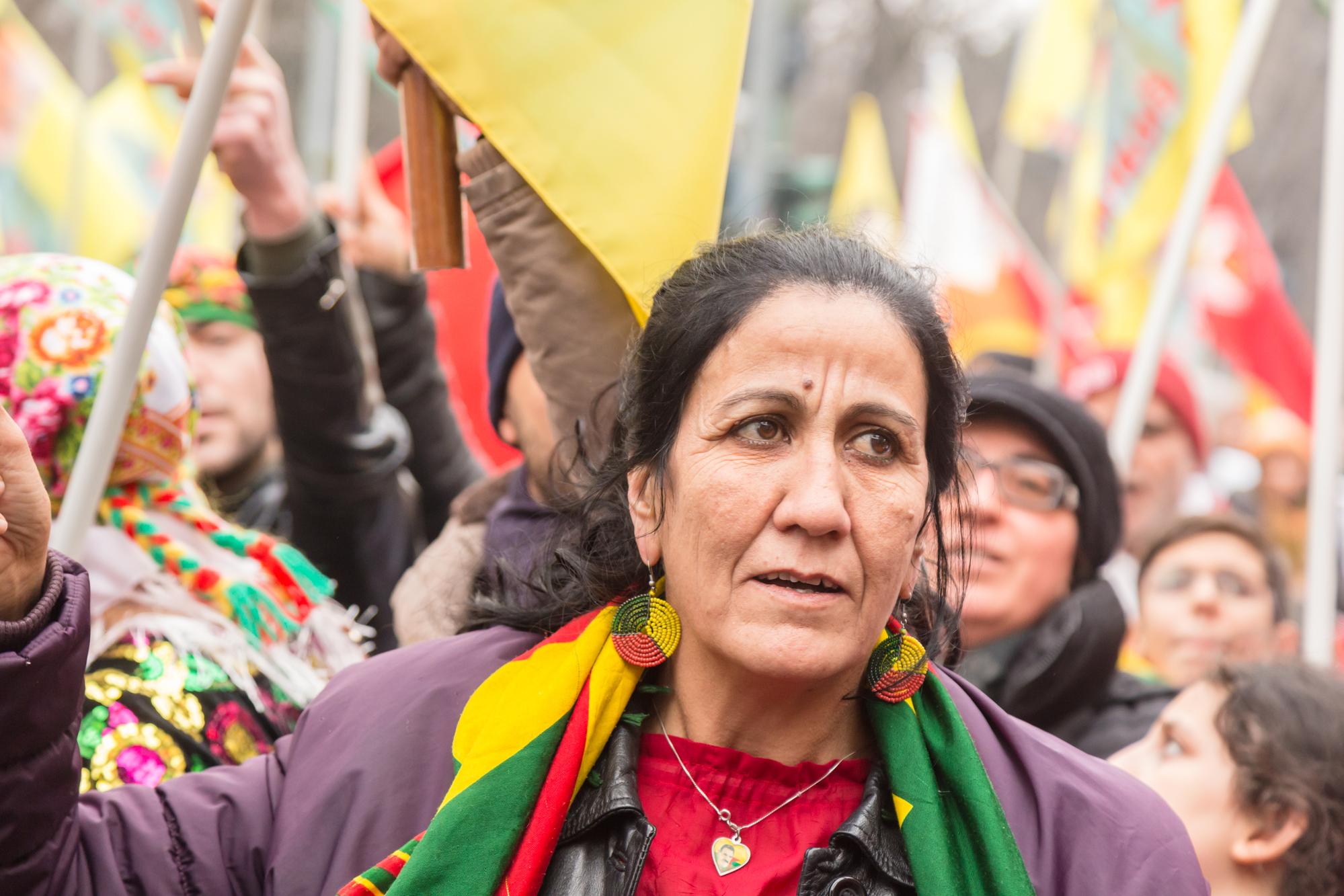 Kurdische Demonstrantin in Mailand (2017)