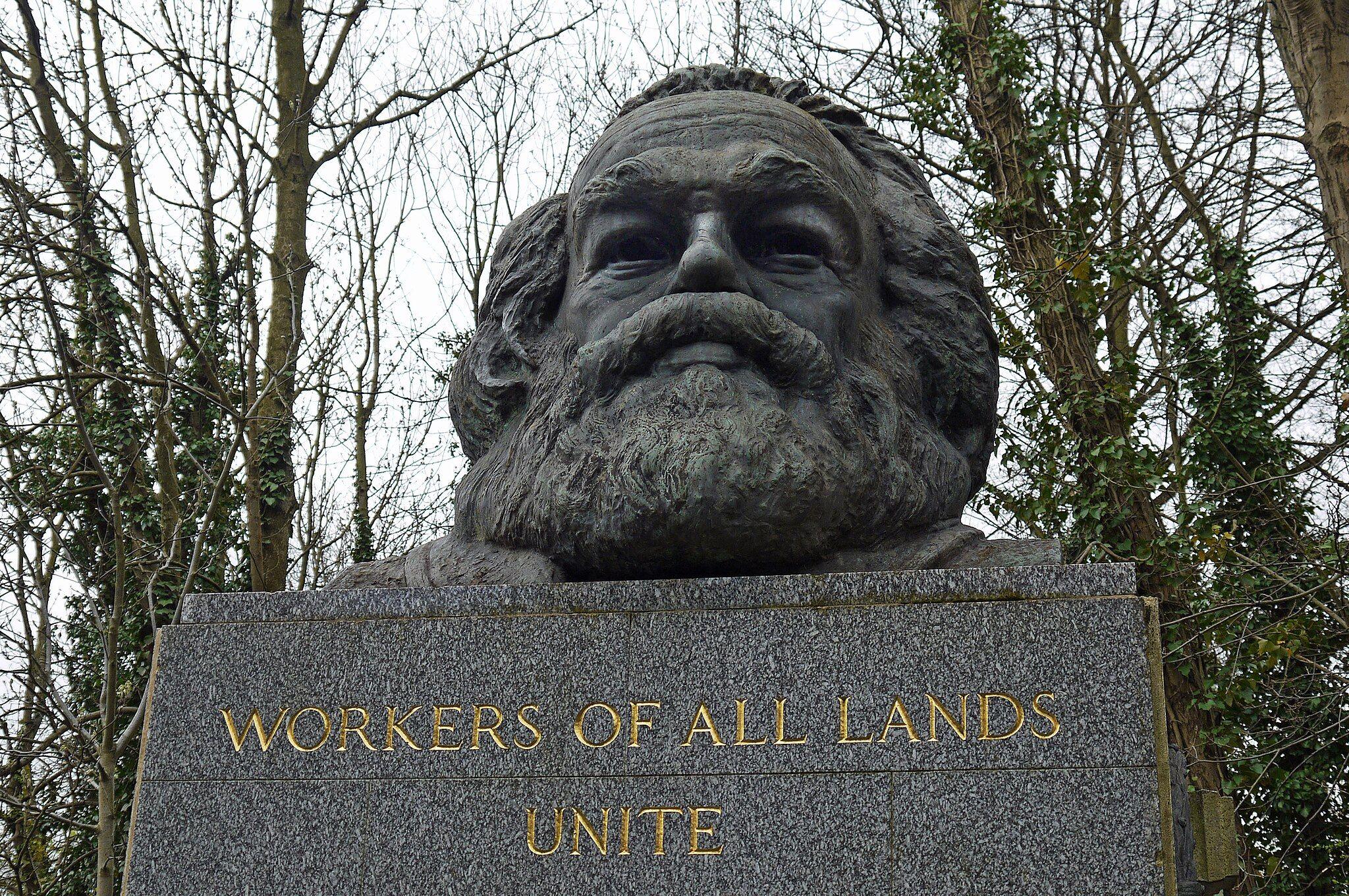 Das Karl-Marx-Grab im Highgate Ceremony, London.