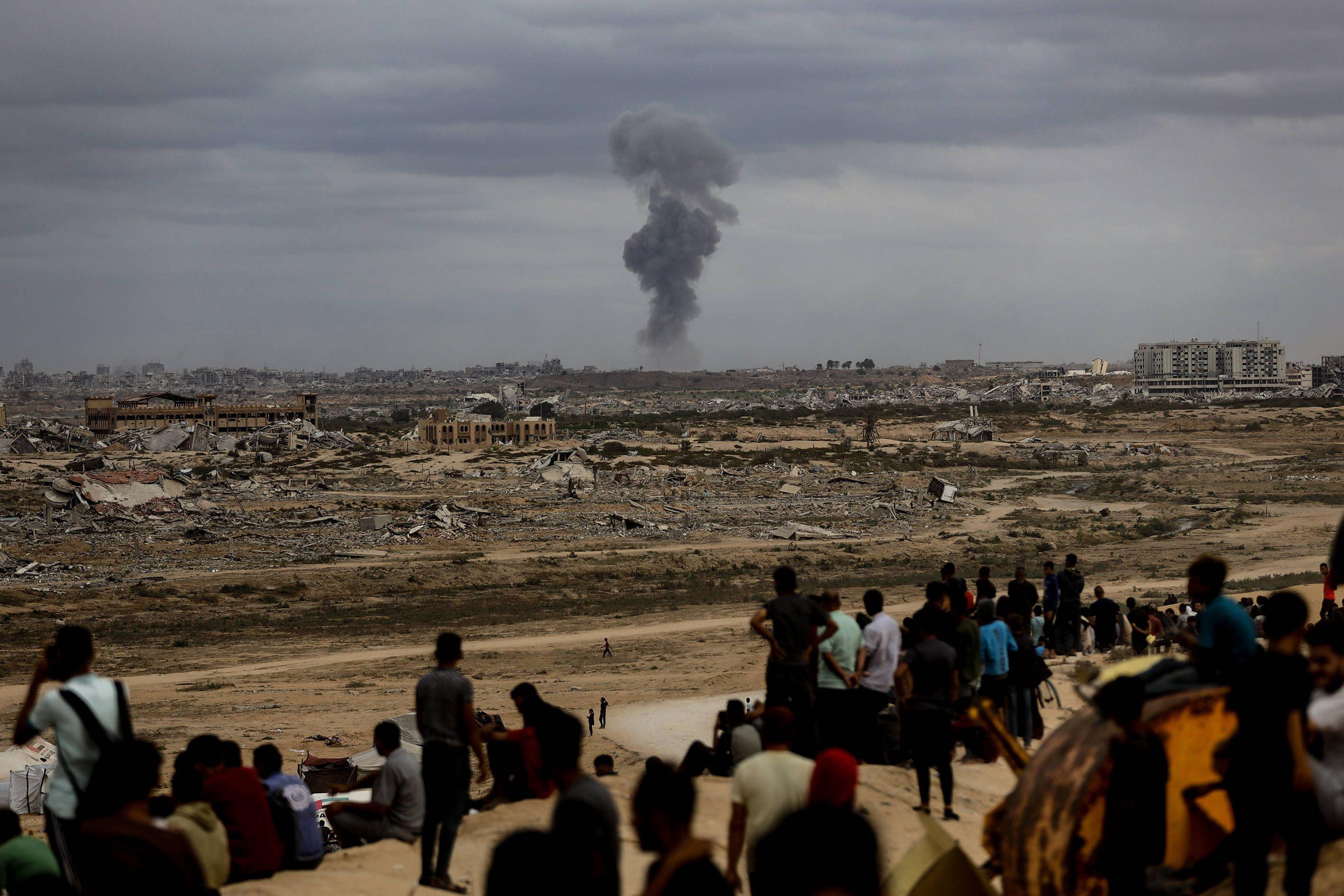 Rauch steigt auf, als israelische Streitkräfte einen Angriff starten einen Tag vor Inkrafttreten des Waffenstillstands, Deir al-Balah, Gaza, 9. Oktober 2025.