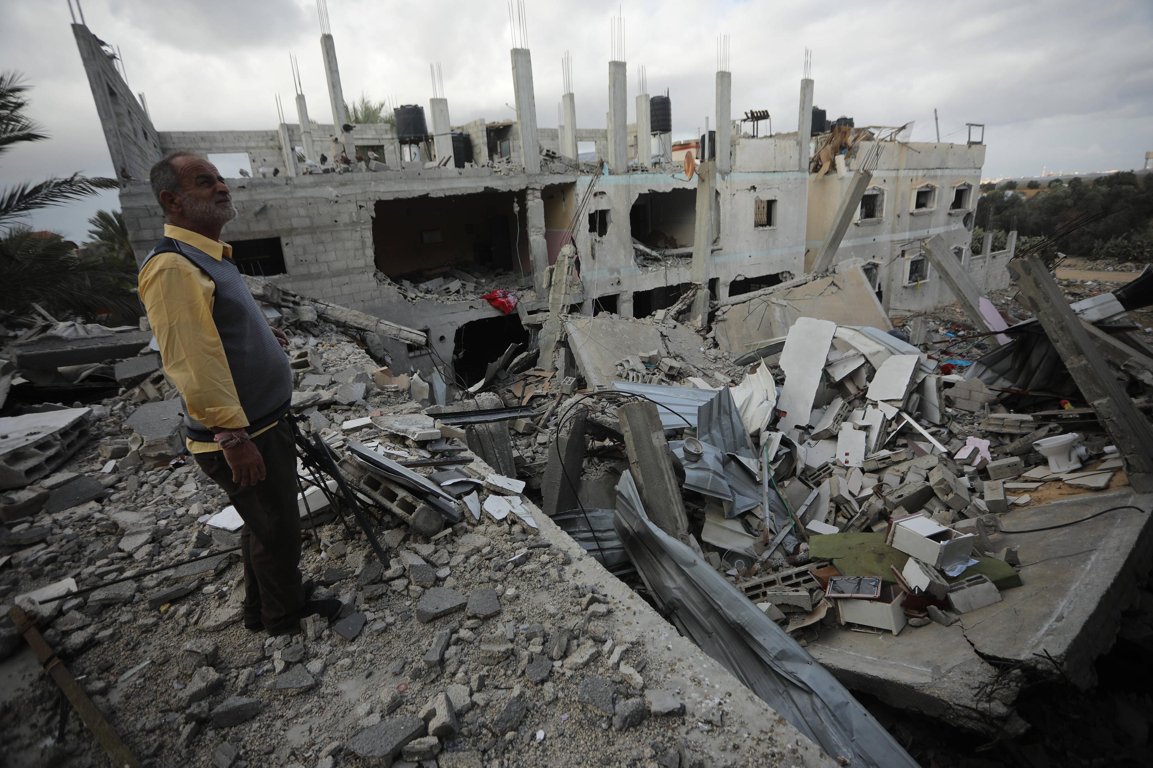 Ein Mann blickt auf die Auswirkungen der Zerstörung durch Luftangriffe in der Gegend von Khuza'a in Khan Yunis, Gaza, 27. November 2023.