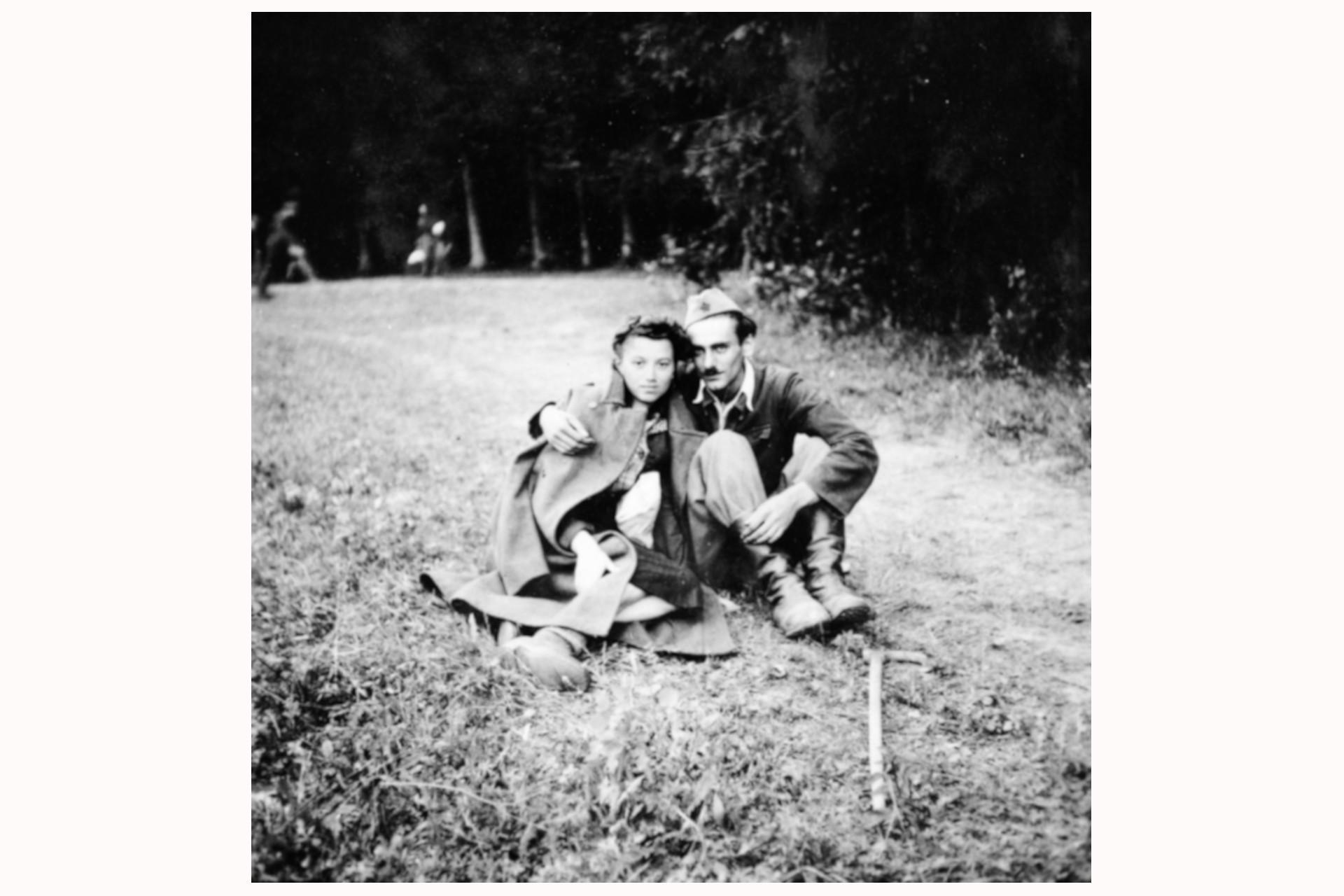Das Dorf Ljutoč im Papuk-Gebirge, Kroatien, 1944; Heim für Menschen mit Behinderung der 4. Division der Partisanen. Foto von Miro Matašin. (Mit freundlicher Genehmigung des Museums für kroatische Geschichte). Rotes Licht macht auf einige Partisanenfotografen aufmerksam, die bisher noch nie genannt wurden, etwa den kroatischen Fotografen Matašin, der sein gesamtes Fotolabor mitnahm, als er sich den Partisanen anschloss.