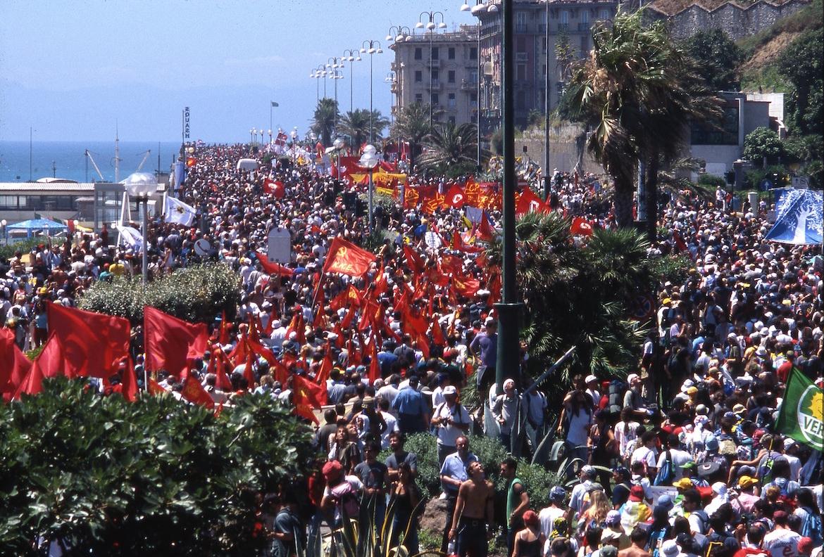 Brechend voll: Die Straßen von Genua am 21 Juli 2001.