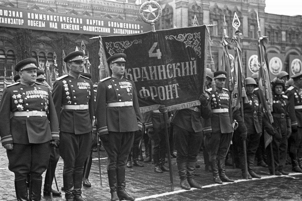 Held der Sowjetunion General der Armee A.I. Eremenko (ganz links) mit dem kombinierten Regiment der 4. Ukrainischen Front bei der Siegesparade auf dem Roten Platz in Moskau, 24. Juni 1945.