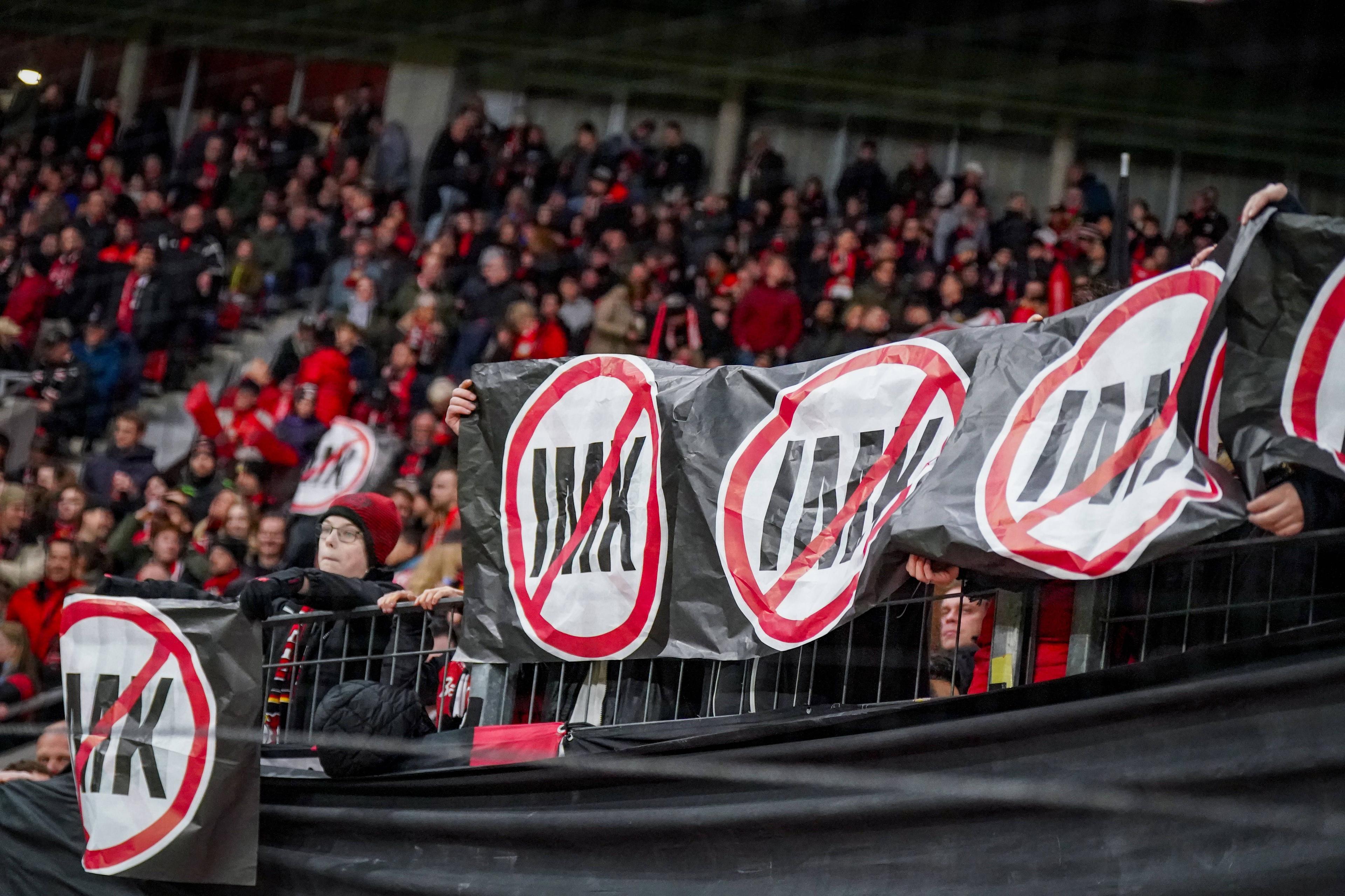 Fans protestieren gegen die Vorhaben der Innenministerkonferenz bei einem Bundesliga-Spiel zwischen Bayer 04 Leverkusen und Borussia Dortmund, 29. November 2025.