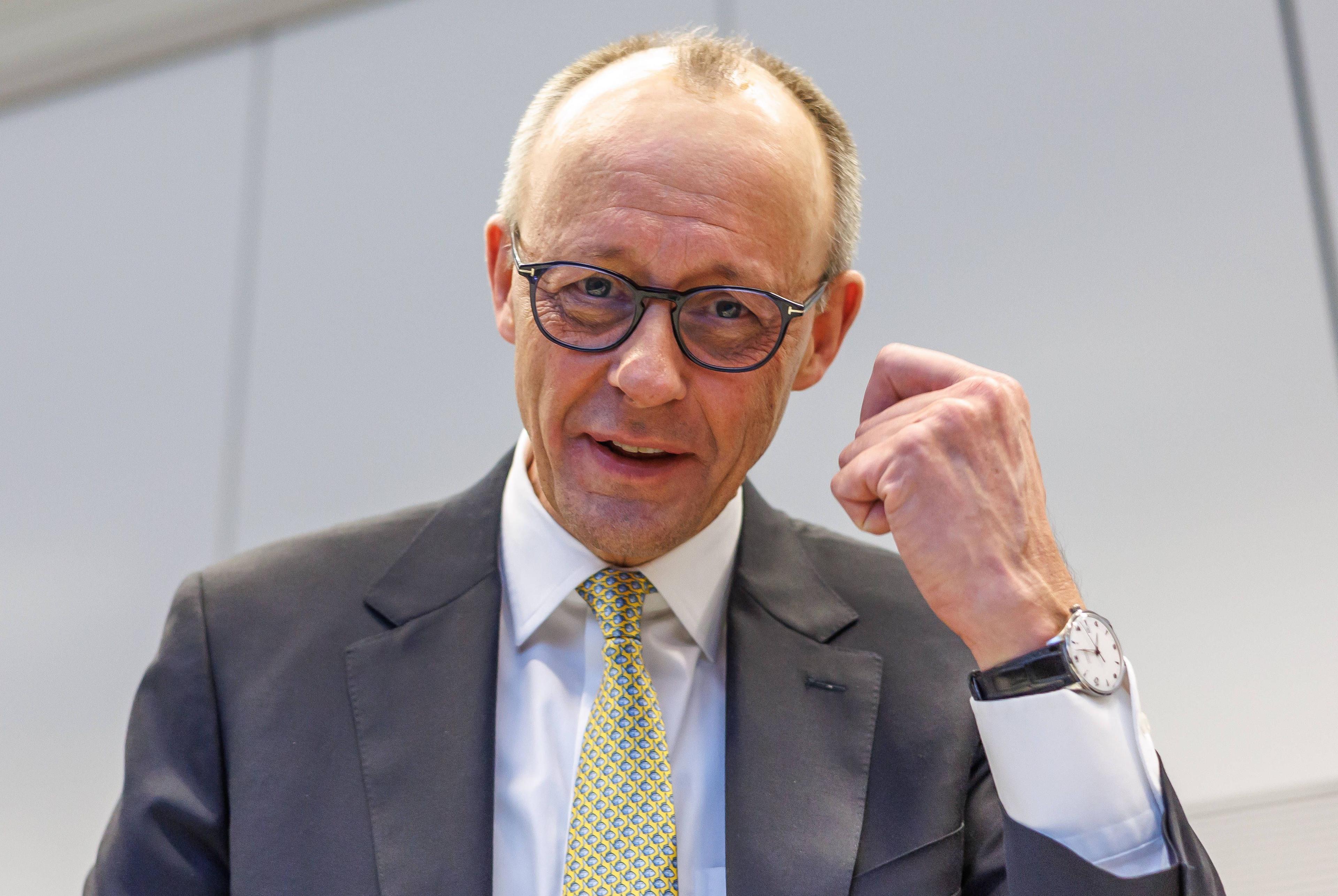 Friedrich Merz schaut von oben herab.