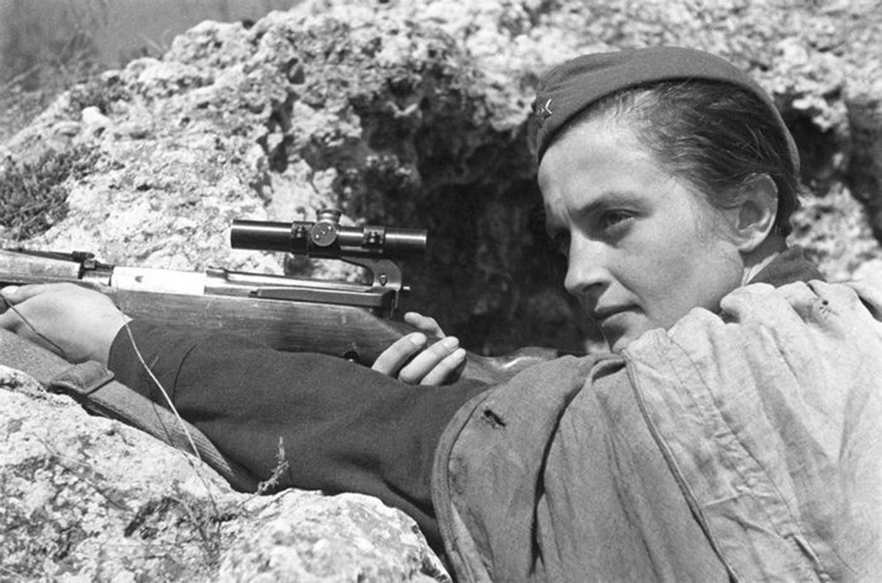 Die sowjetische Scharfschützin Ljudmila Pawlitschenko, 1942.
