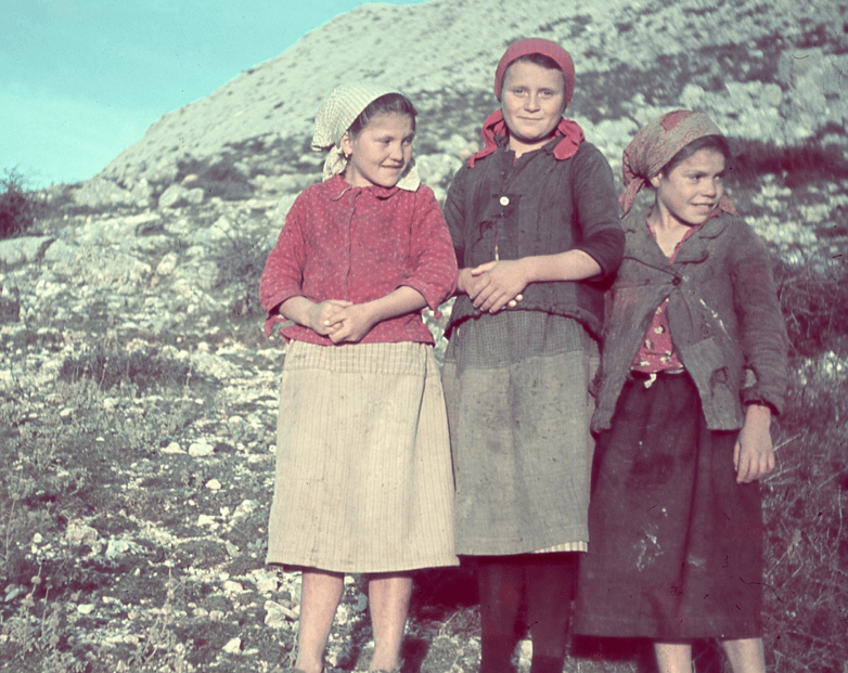 Eine der seltenen Farbfotografien zeigt Mädchen aus Bukovica, Kroatien, im Jahr 1944. Sie bringen den Partisanen Kleidung und Lebensmittel.