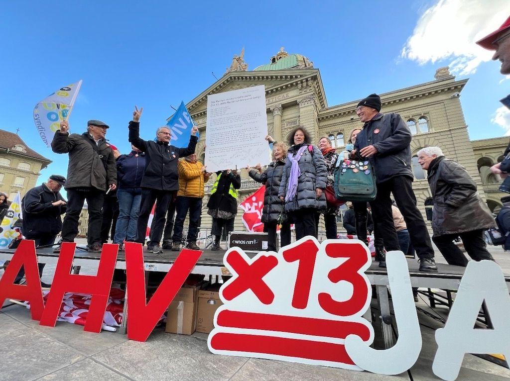 Menschen protestieren gegen einen Aufruf ehemaliger Regierungsminister, eine Gewerkschaftsinitiative zur Erhöhung der Rentenzahlungen abzulehnen.