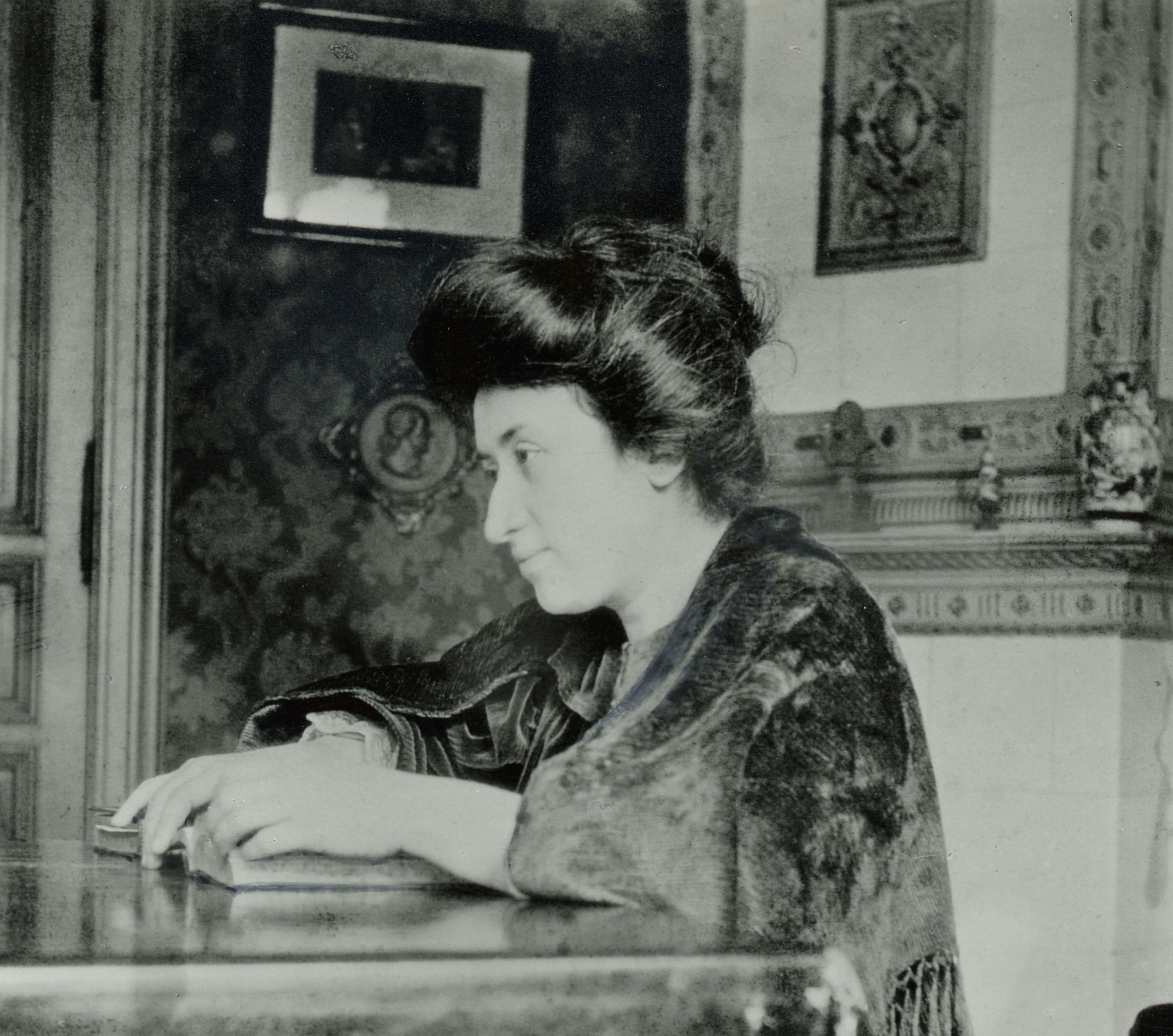 Rosa Luxemburg am Schreibtisch in ihrer Berliner Wohnung, 1907.