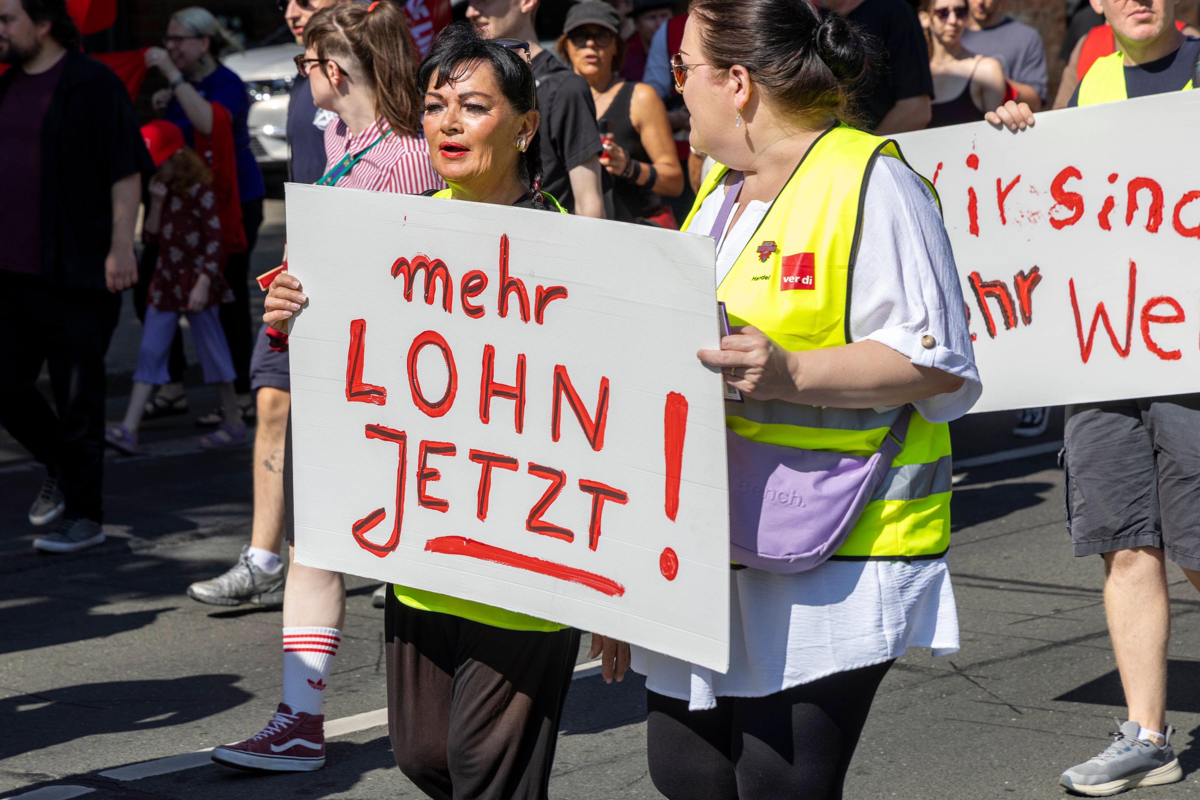 Tausende IG Metall-Mitglieder marschierten durch Dortmund um gegen die zunehmenden Angriffe auf den Sozialstaat zu protestieren, 10. Juli 2026.