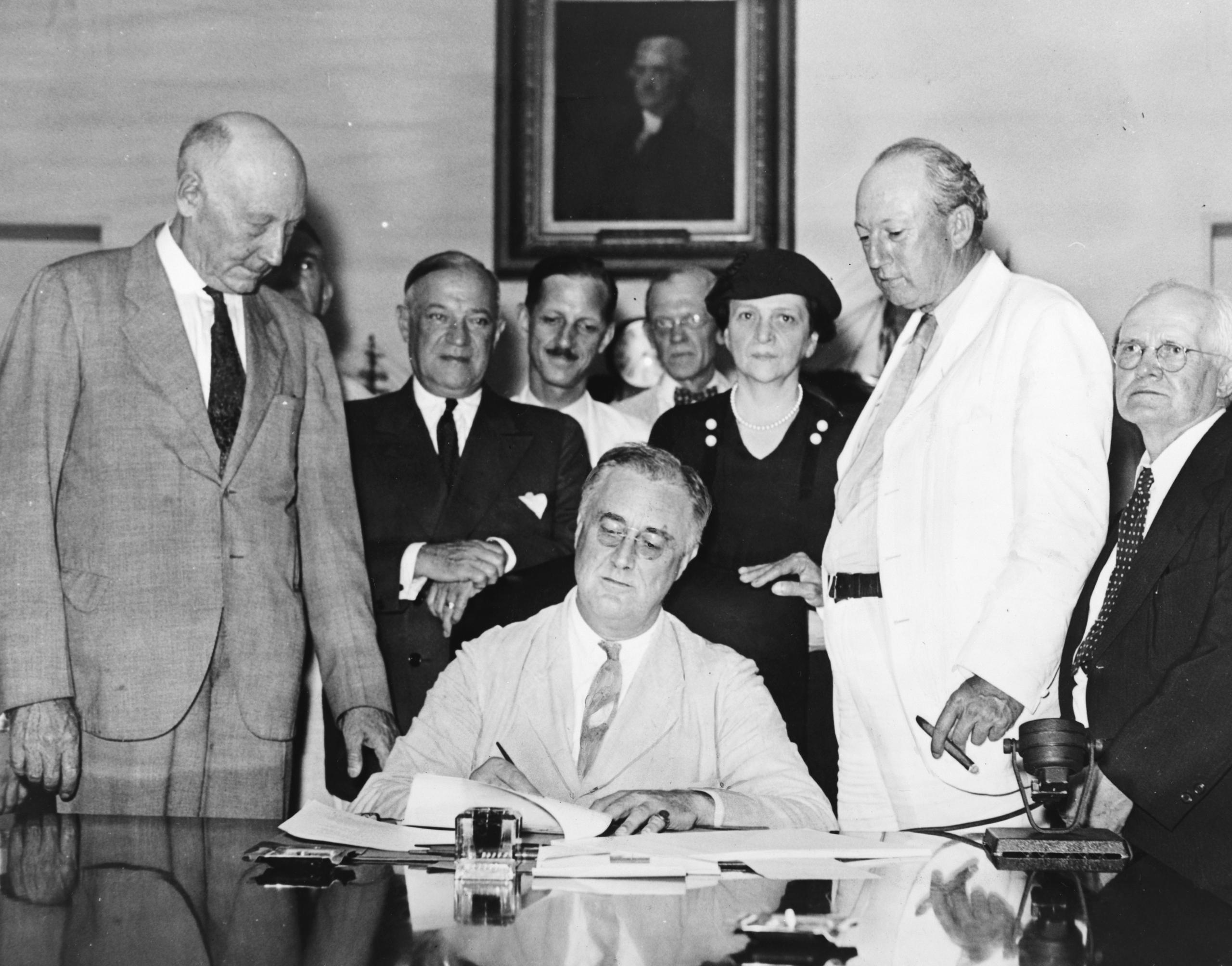 Roosevelt bei der Unterzeichnung des Social Security Act, auf dem die Sozialversicherung der USA bis heute beruht.