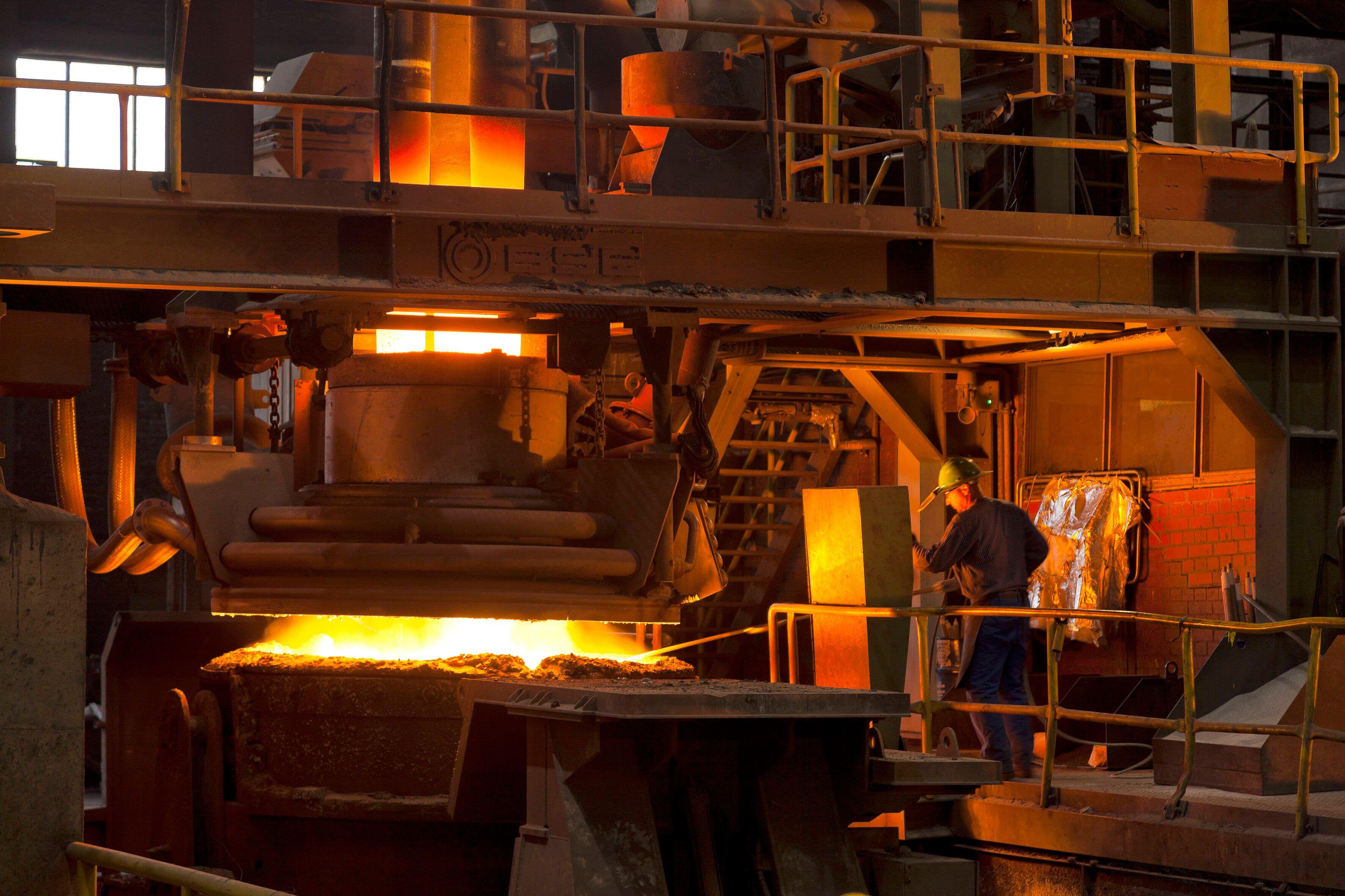 Chargieren einer Edelstahlstahlschmelze bei BGH Edelstahl Freital, Freital, Sachsen, 31. Mai 2012.