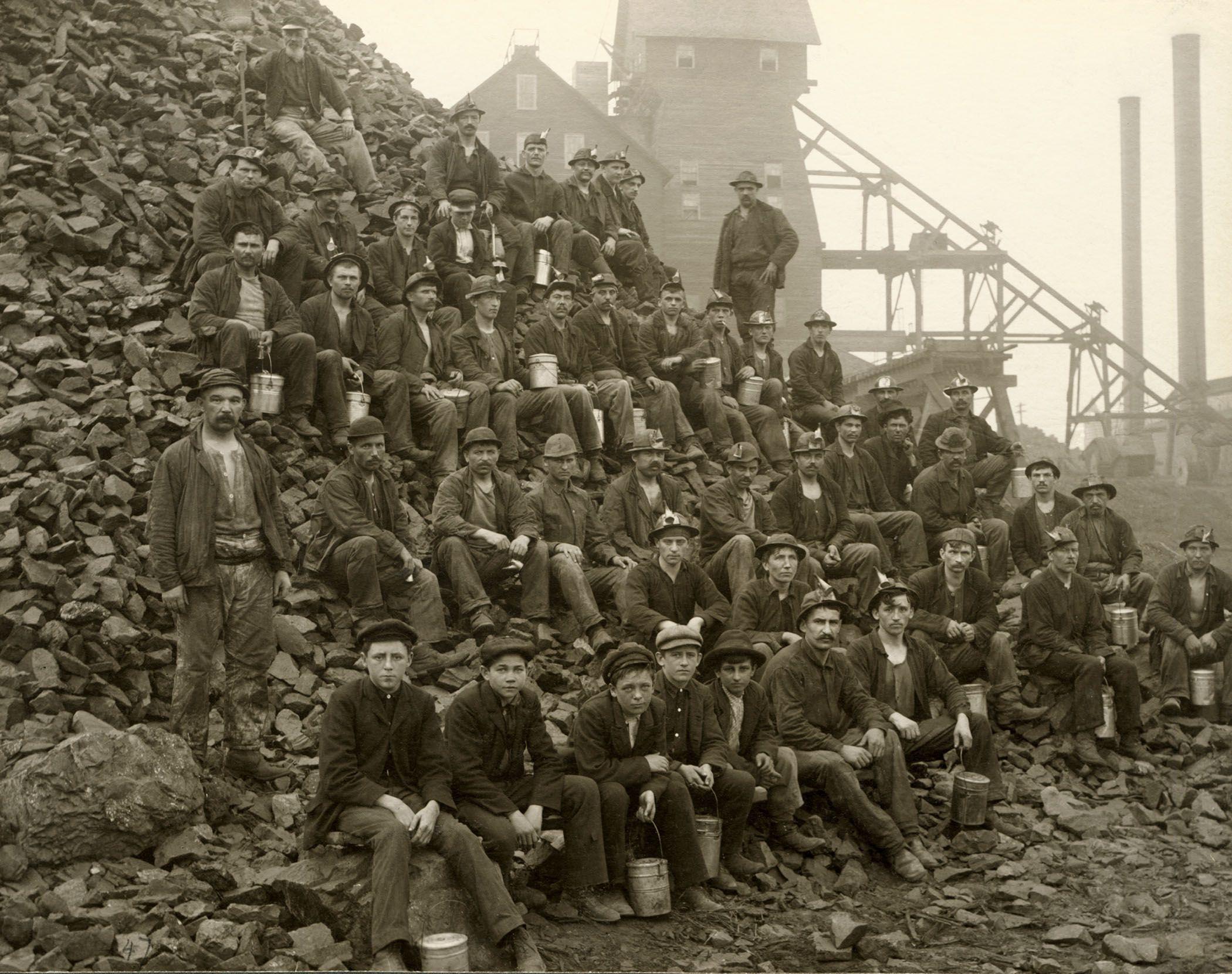 Kupferbergleute in Tamarack, Michigan, posieren auf einem Haufen Abfallgestein außerhalb des Schachts, ca. 1905.