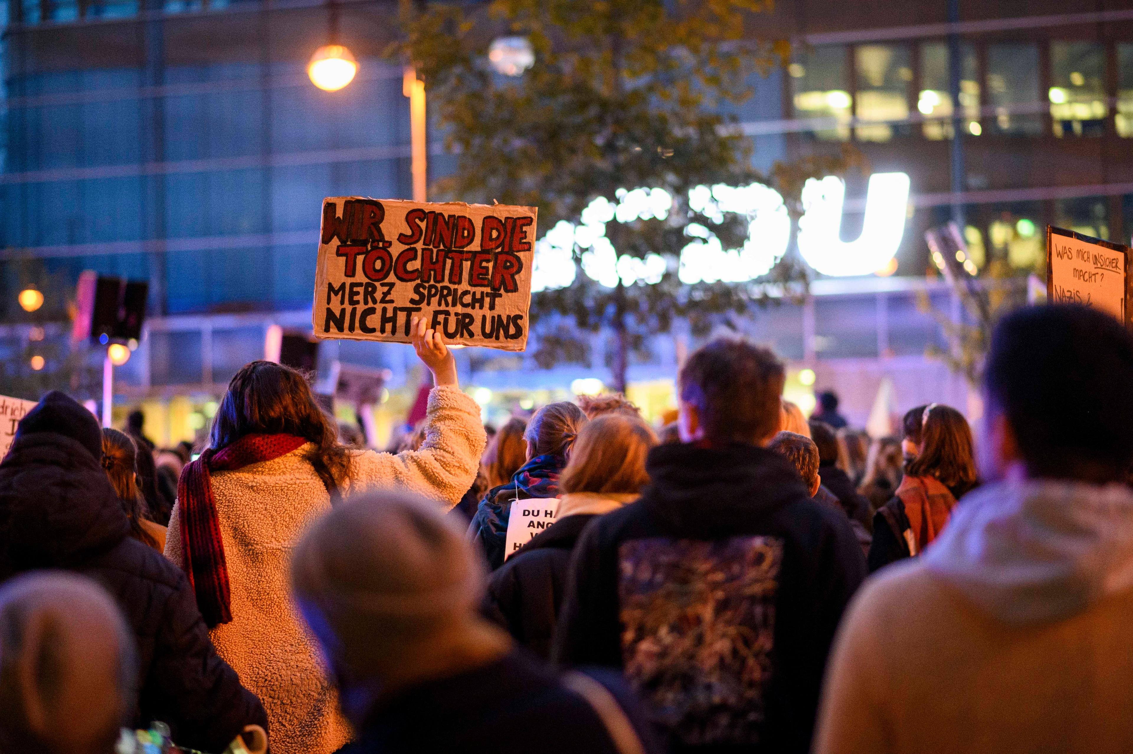Tausende demonstrieren vor der CDU-Zentrale in Berlin nach den umstrittenen Äußerungen von Friedrich Merz, 21. Oktober 2025.