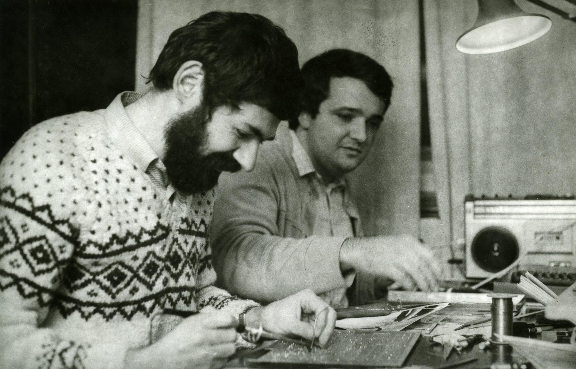 Voja Antonić und Jova Regasek arbeiten am Prototypen des »Galaksija«