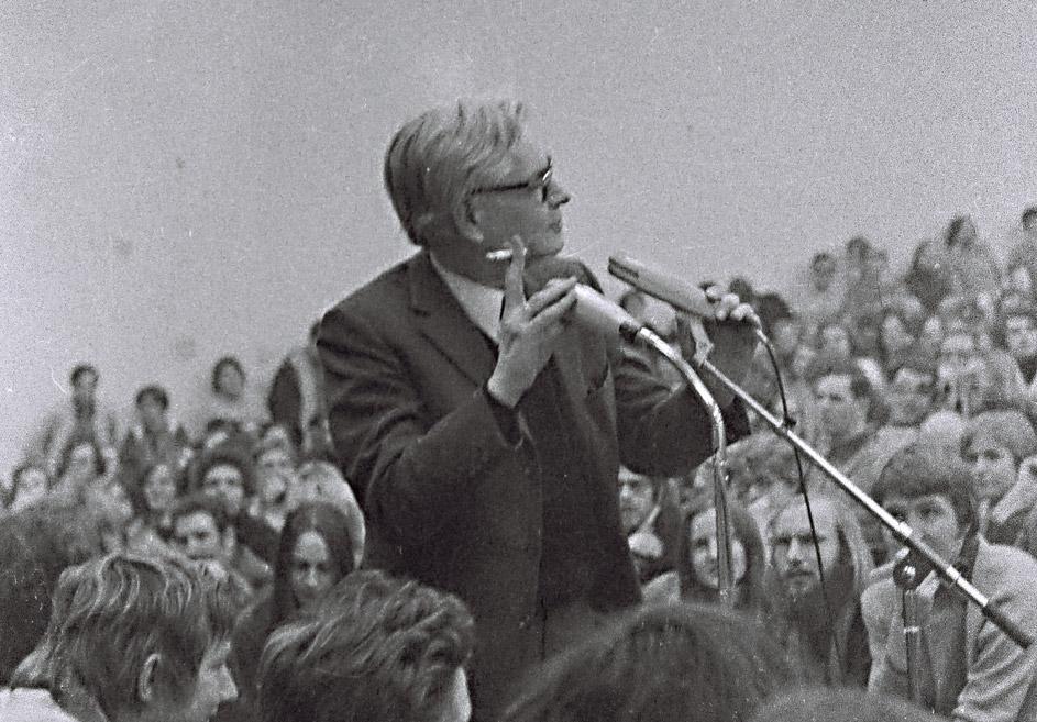 Wolfgang Abendroth spricht vor einer Studentenversammlung im Audimax der Universität Marburg, 1972.