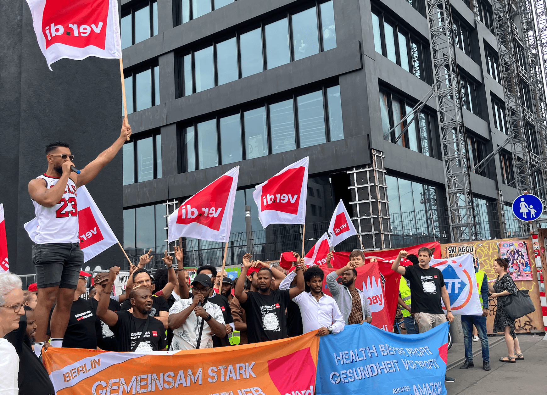 »Ohne uns – kein Geschäft«, rufen Amazon-Beschäftigte vor dem neuen Berliner Büroturm des Unternehmens.