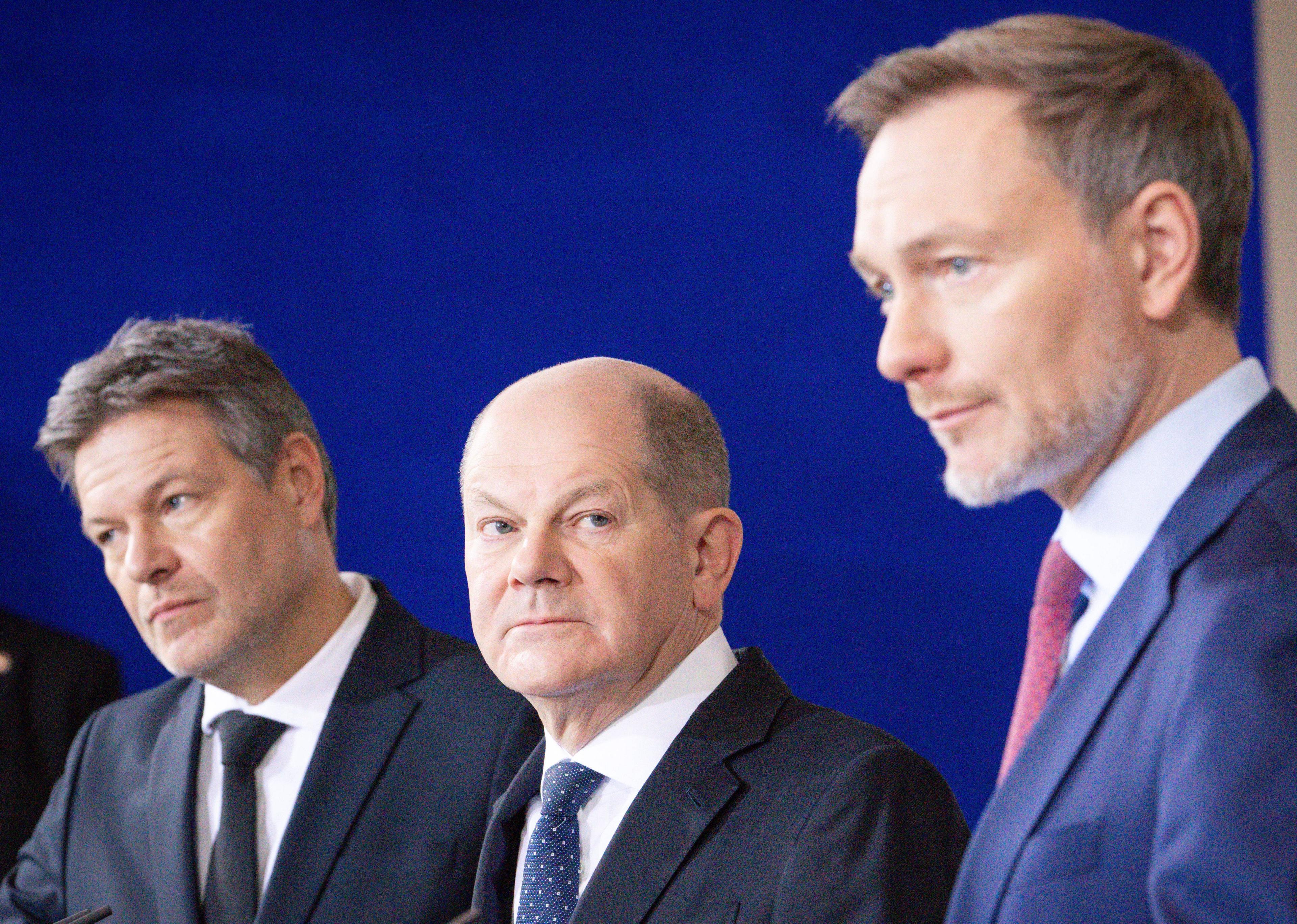 Robert Habeck, Olaf Scholz und Christian Lindner bei ihrem gemeinsamen Pressestatement zu den Haushaltsverhandlungen.