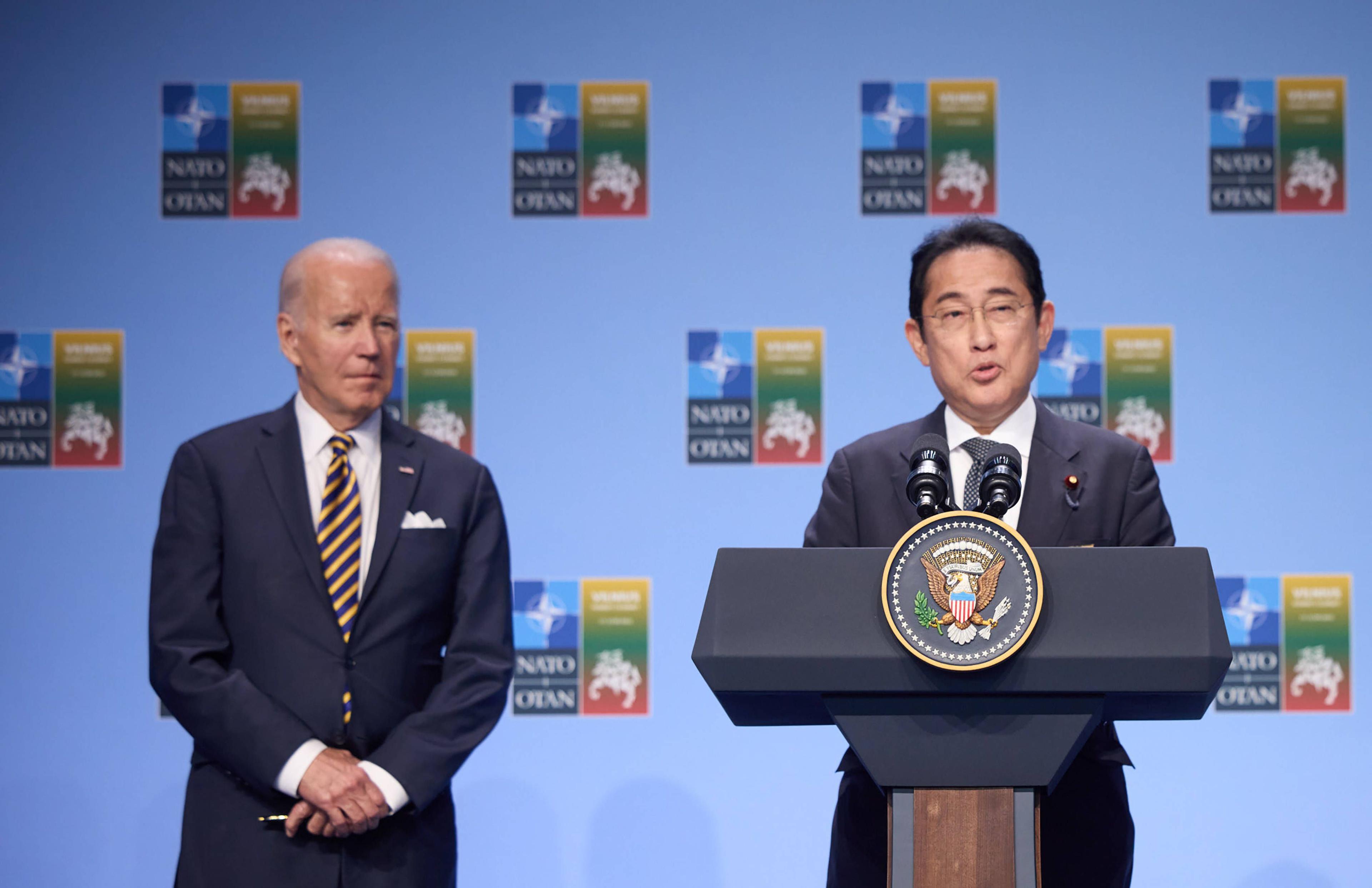 Der japanische Premierminister Fumio Kishida und US-Präsident Joe Biden bei einer Pressekonferenz der G7 während des NATO-Gipfels im Juli 2023.