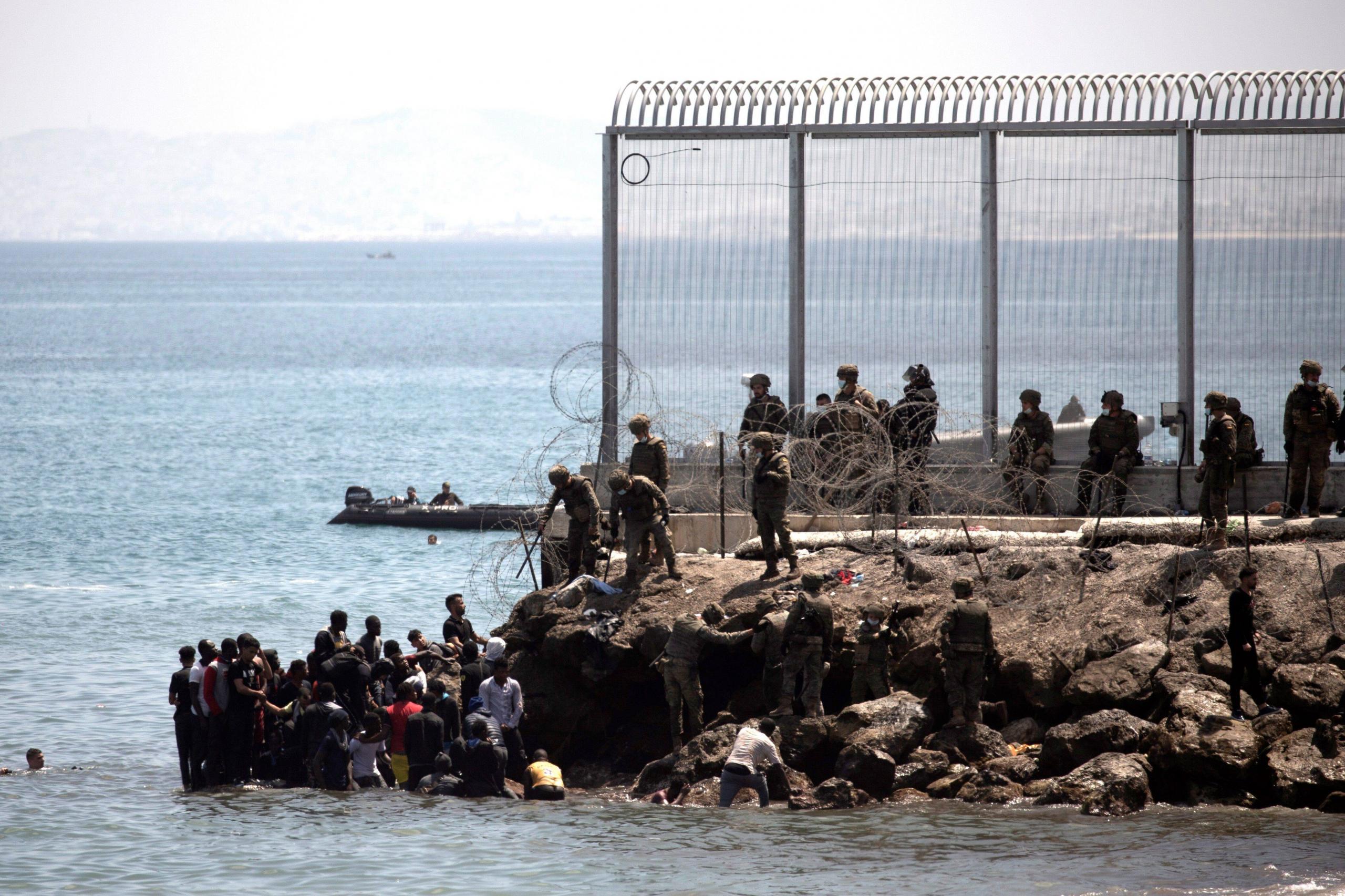 Am 18. Mai 2021 erreichen 5.000 Menschen schwimmend die Küste von Ceuta – und treffen dort auf spanische Soldaten.