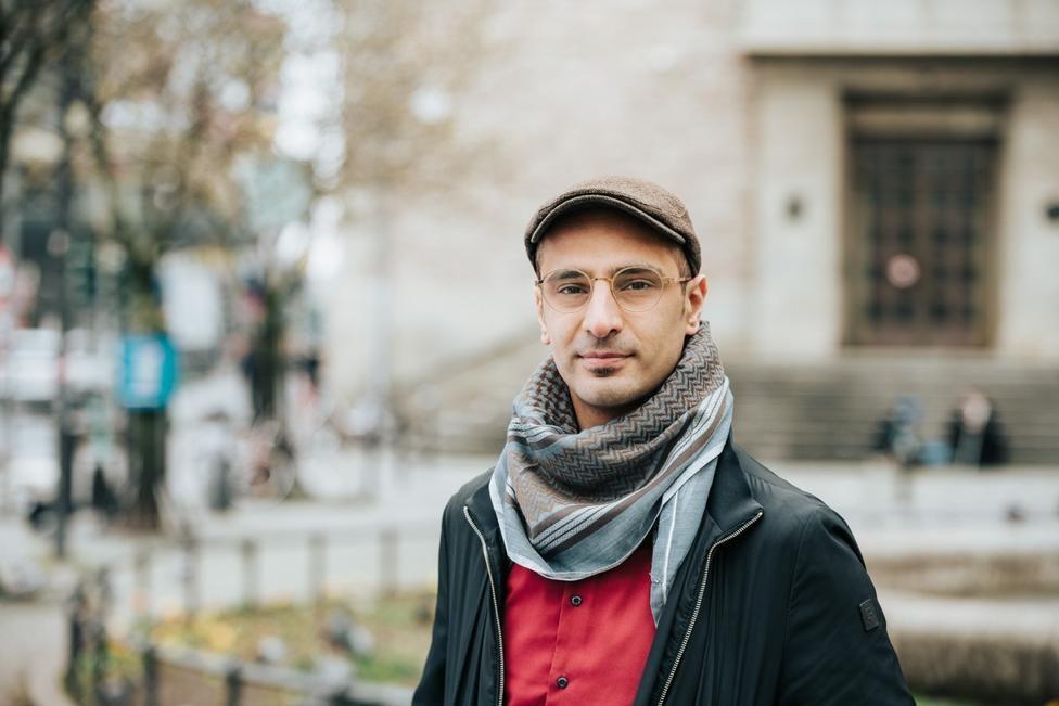Ahmed Abed vor dem Rathaus Neukölln.
