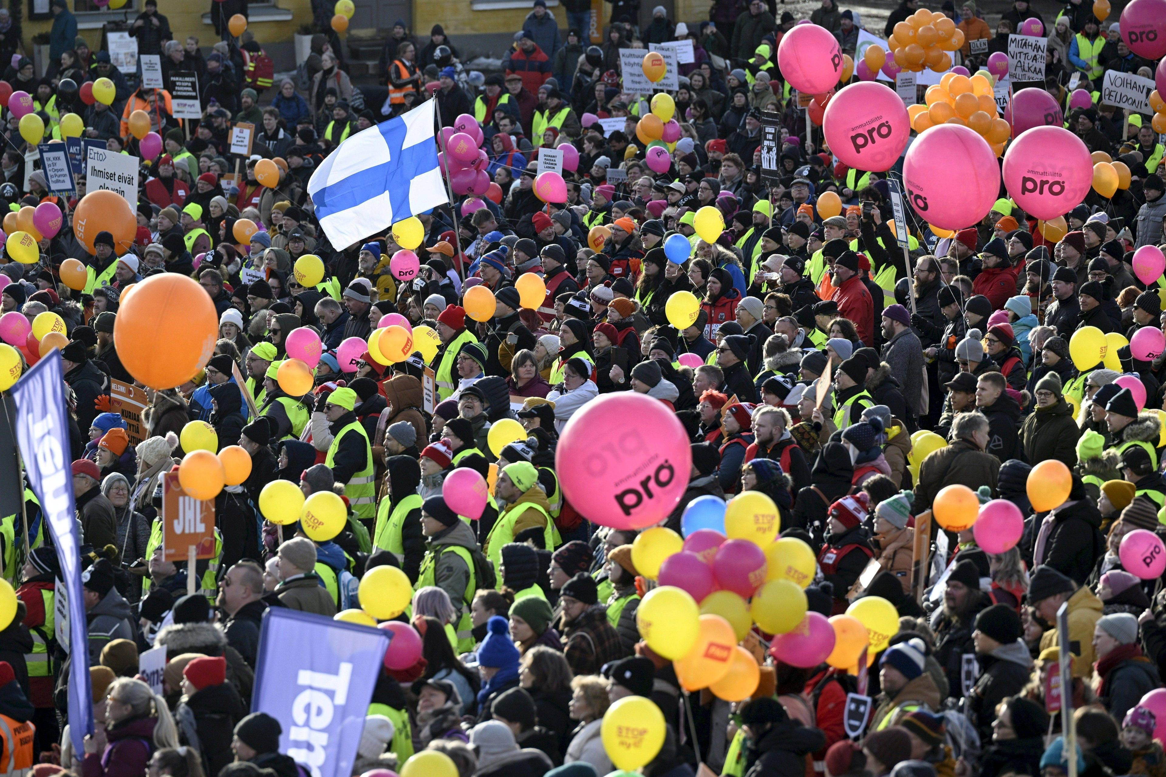 Tausende protestieren auf dem Senatsplatz in Helsinki gegen die Arbeitsmarktreformen der Regierung.
