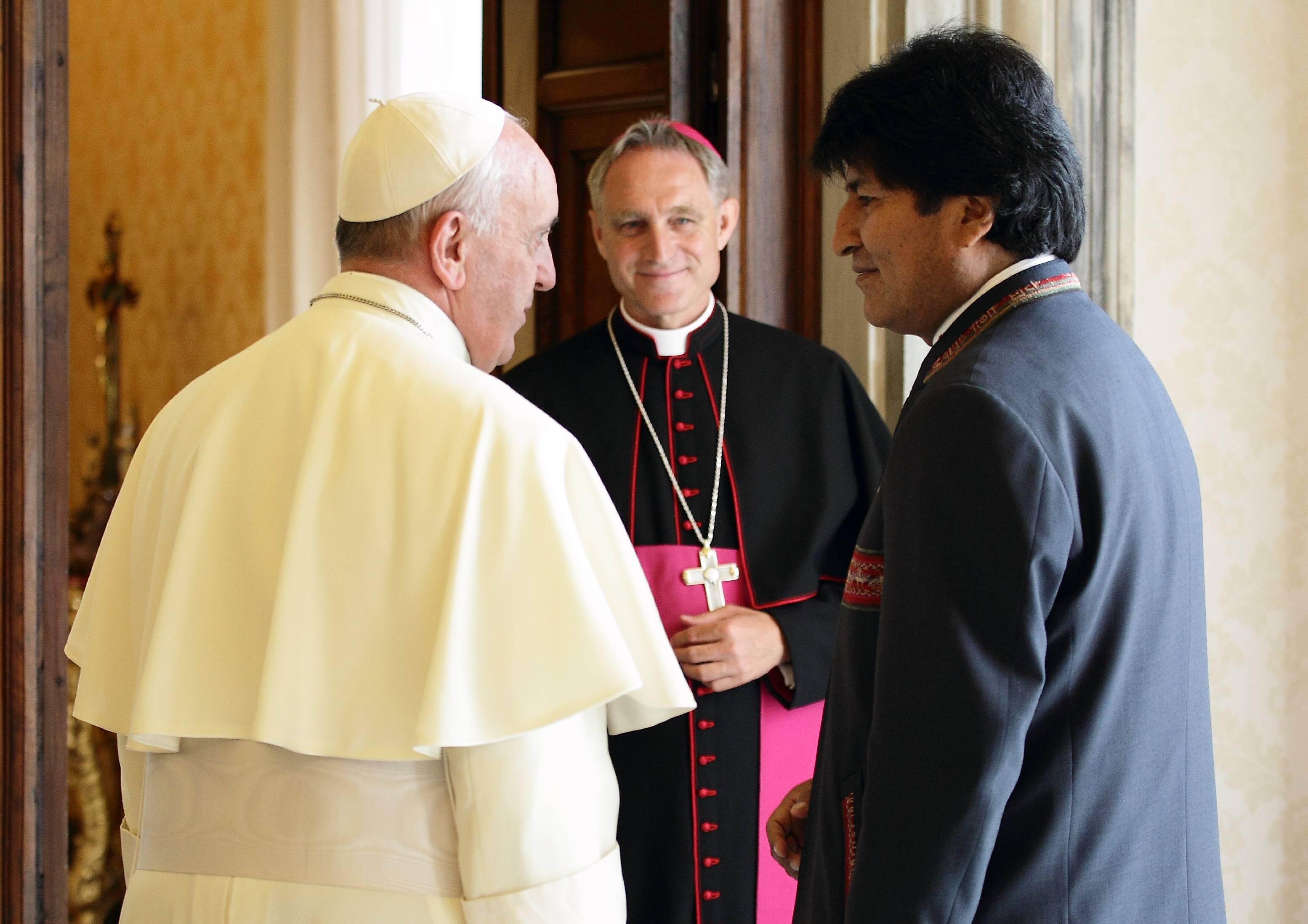 Im Jahr 2013 besucht Boliviens sozialistischer Präsident Evo Morales Papst Franziskus im Vatikan.