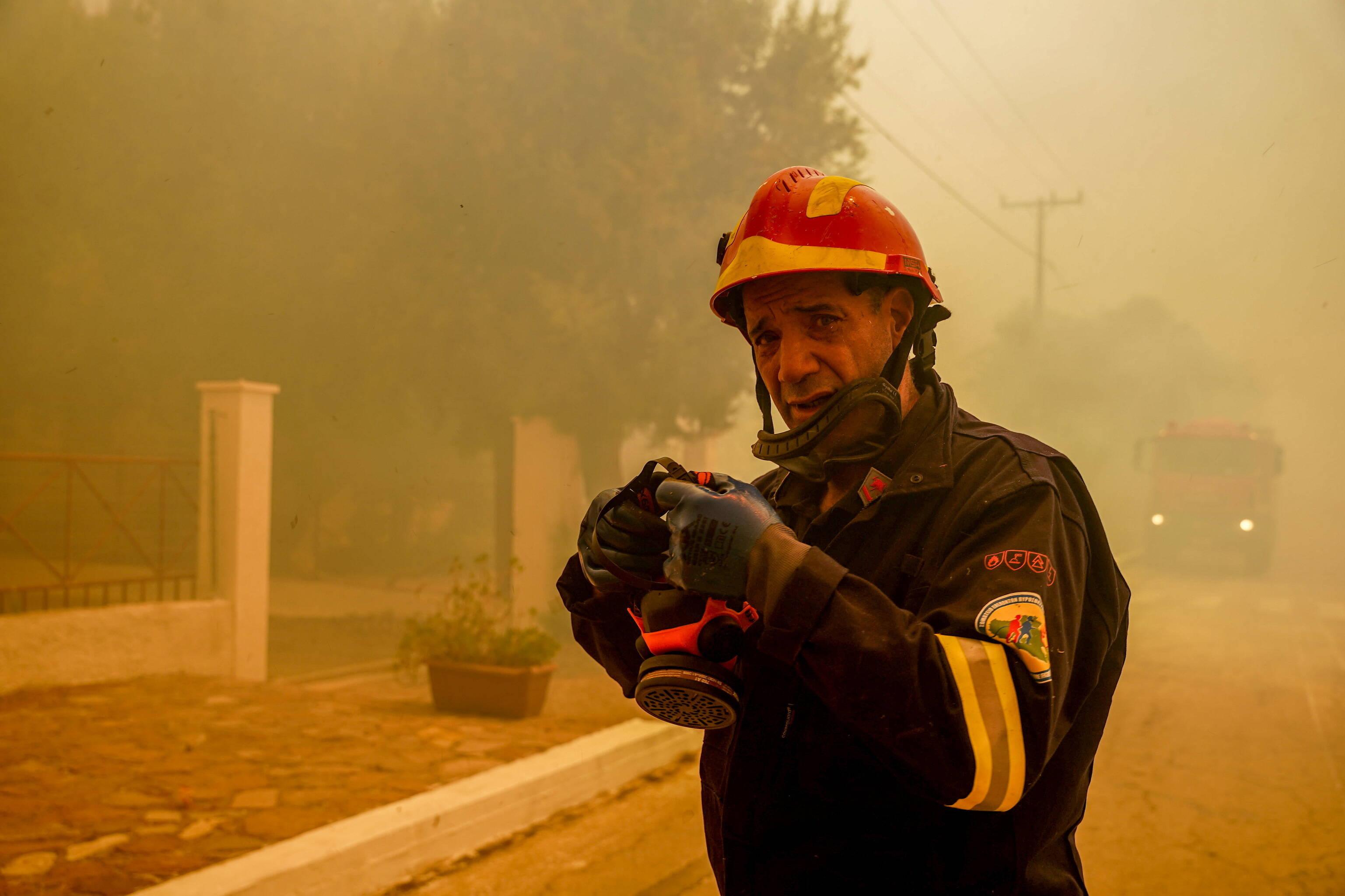 Ein Feuerwehrmann auf der Griechischen Insel Lesbos, Aufnahme vom Juli 2023.